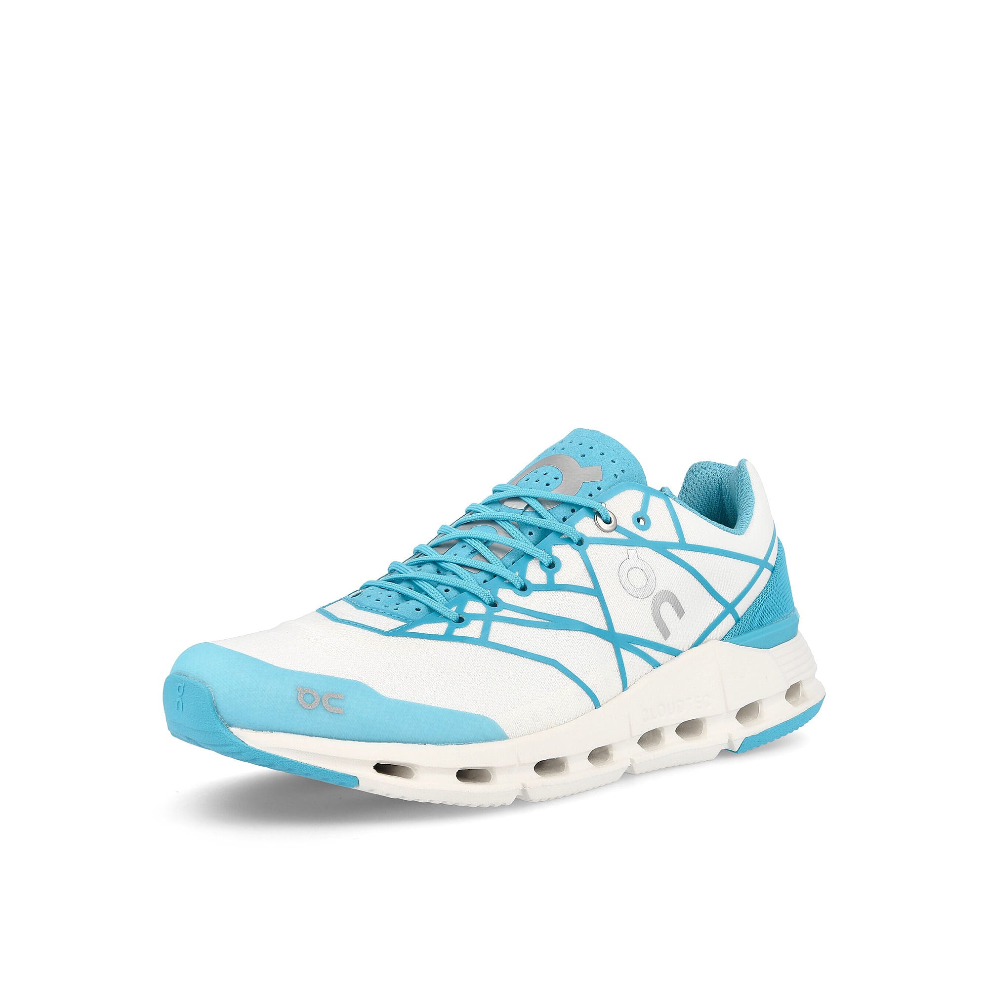 On wmns cloudnova z5 White / Cyan Sneakers Close Up | Overkill