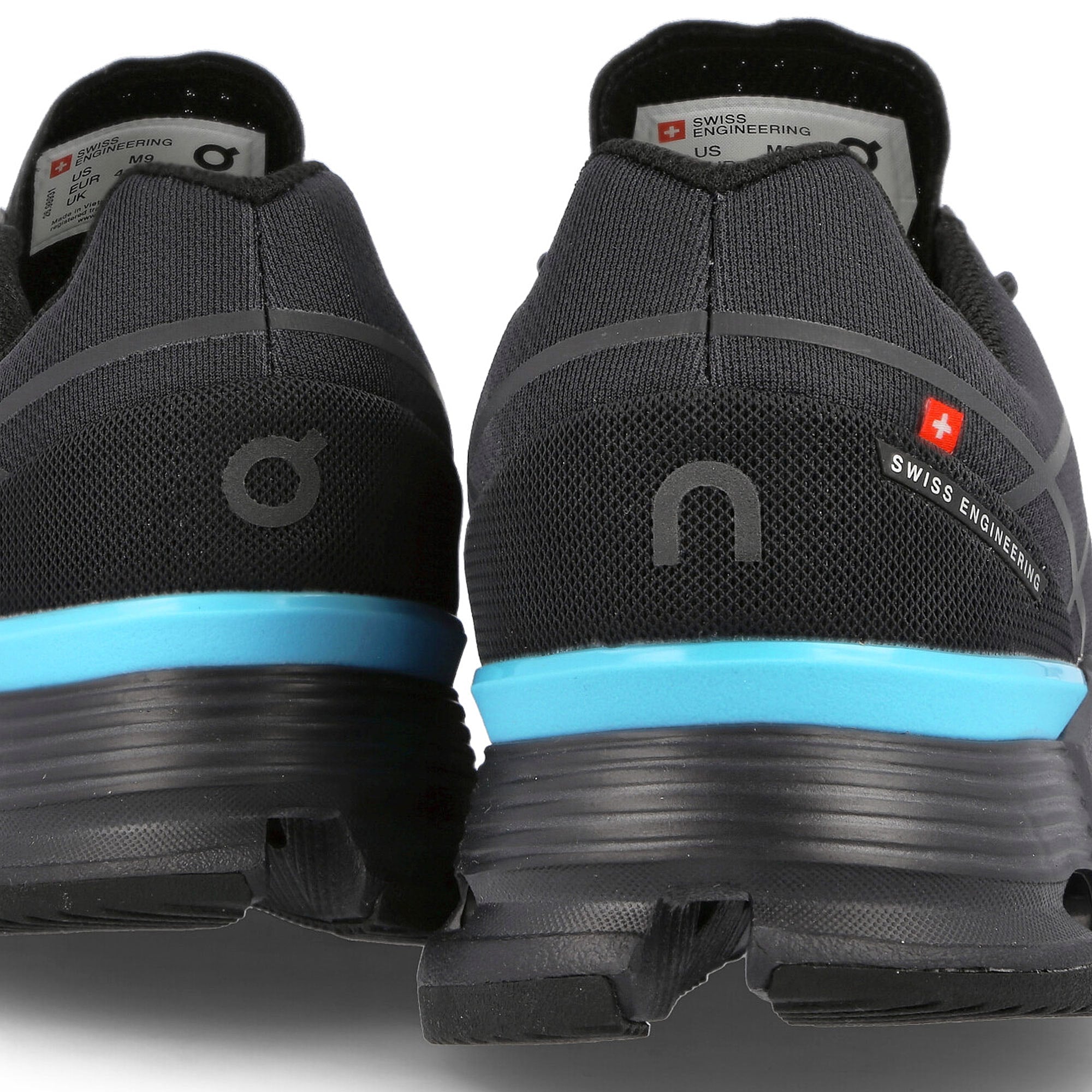 On cloudnova z5 Black / Cyan Low Top Sneakers Detailfoto | Overkill