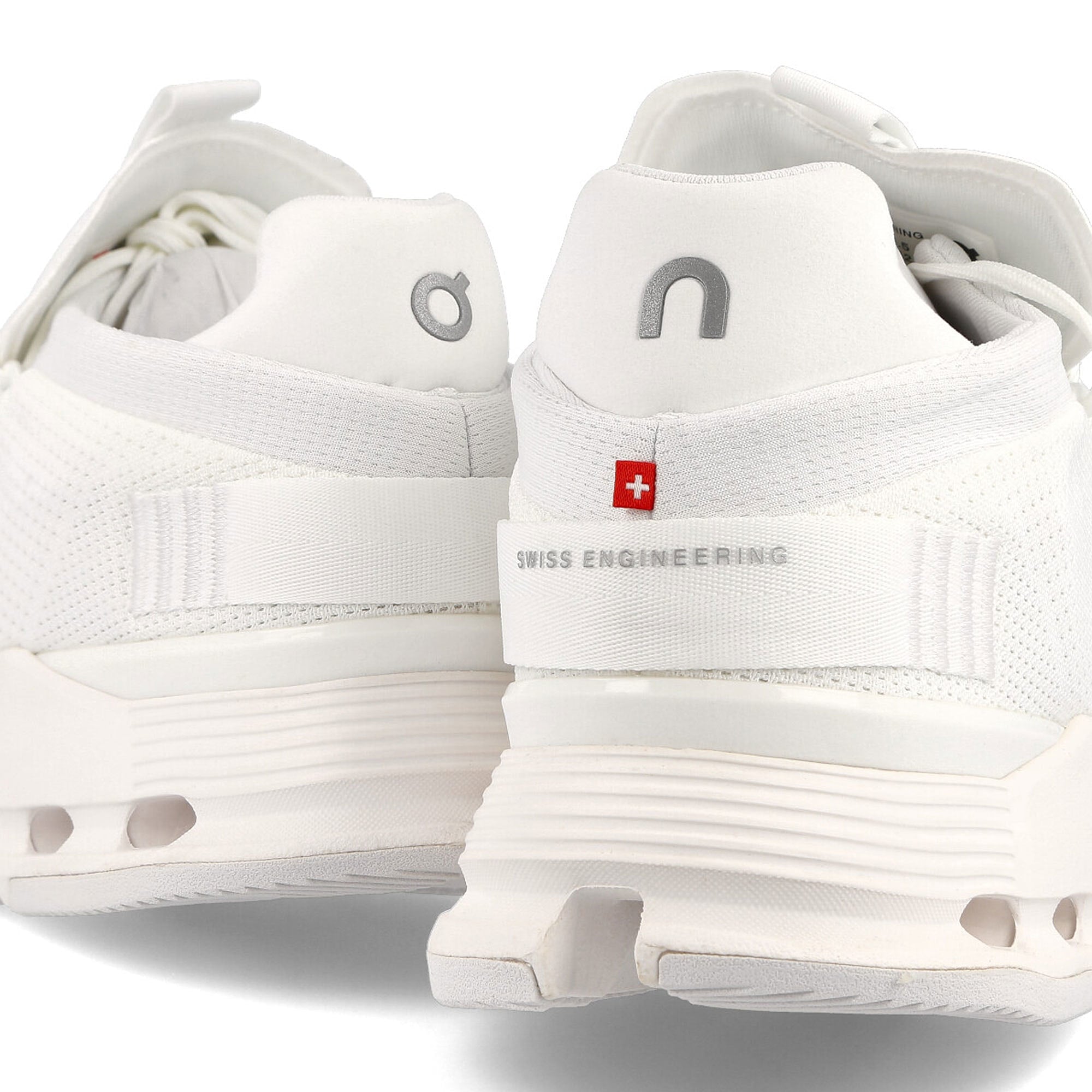 On cloudnova All White Low Top Sneakers Detailfoto | Overkill