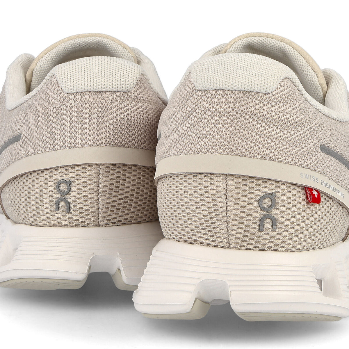 On W Cloud 5 Pearl / White Sneakers Detailfoto | Overkill