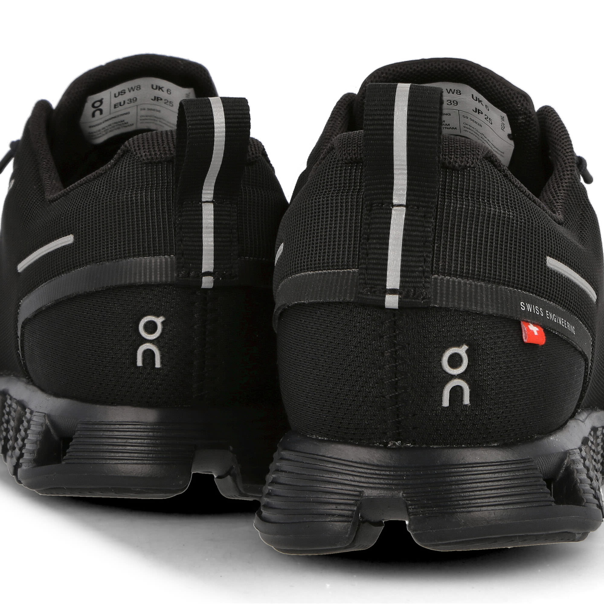 On W Cloud 5 Waterproof All Black Sneakers Detailfoto | Overkill