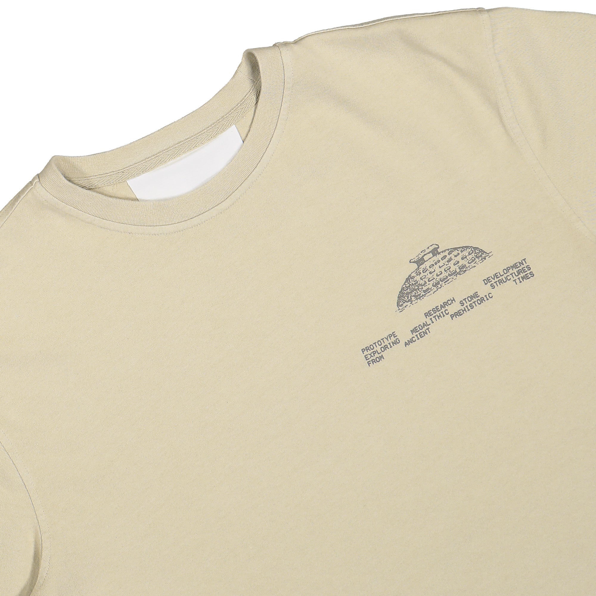 KA_YO_Prototype Boxy Graphic Tee Plaza Taupe T-Shirts 80053 647 Detailfoto | Overkill