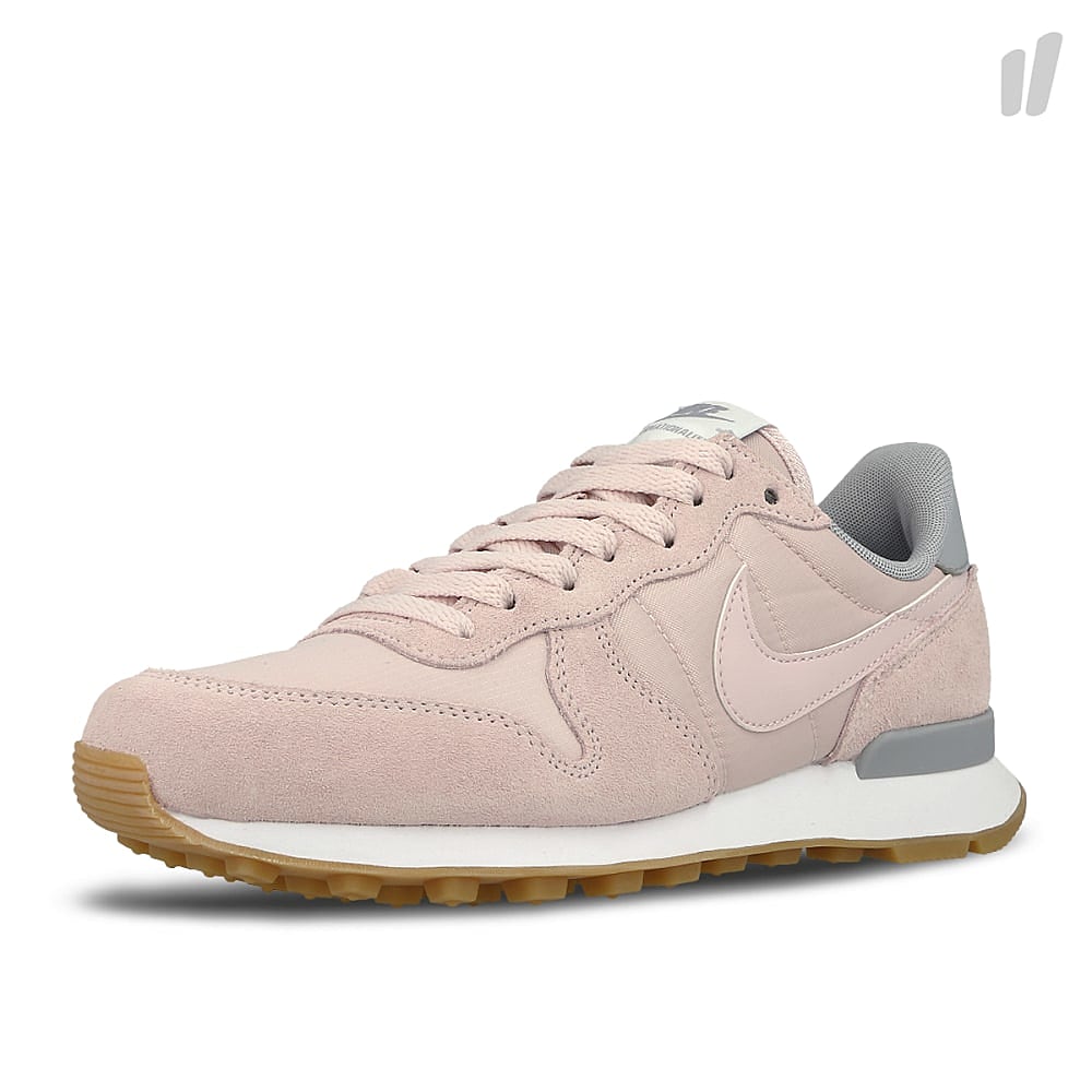 Nike wmns internationalist Barely Rose-Barely Rose - Wolf Grey - White Sneakers Close Up | Overkill