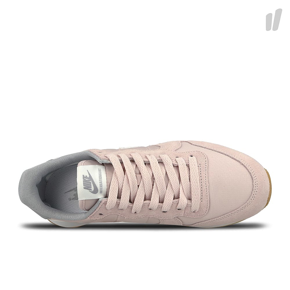 Nike wmns internationalist Barely Rose-Barely Rose - Wolf Grey - White Sneakers Detailfoto | Overkill