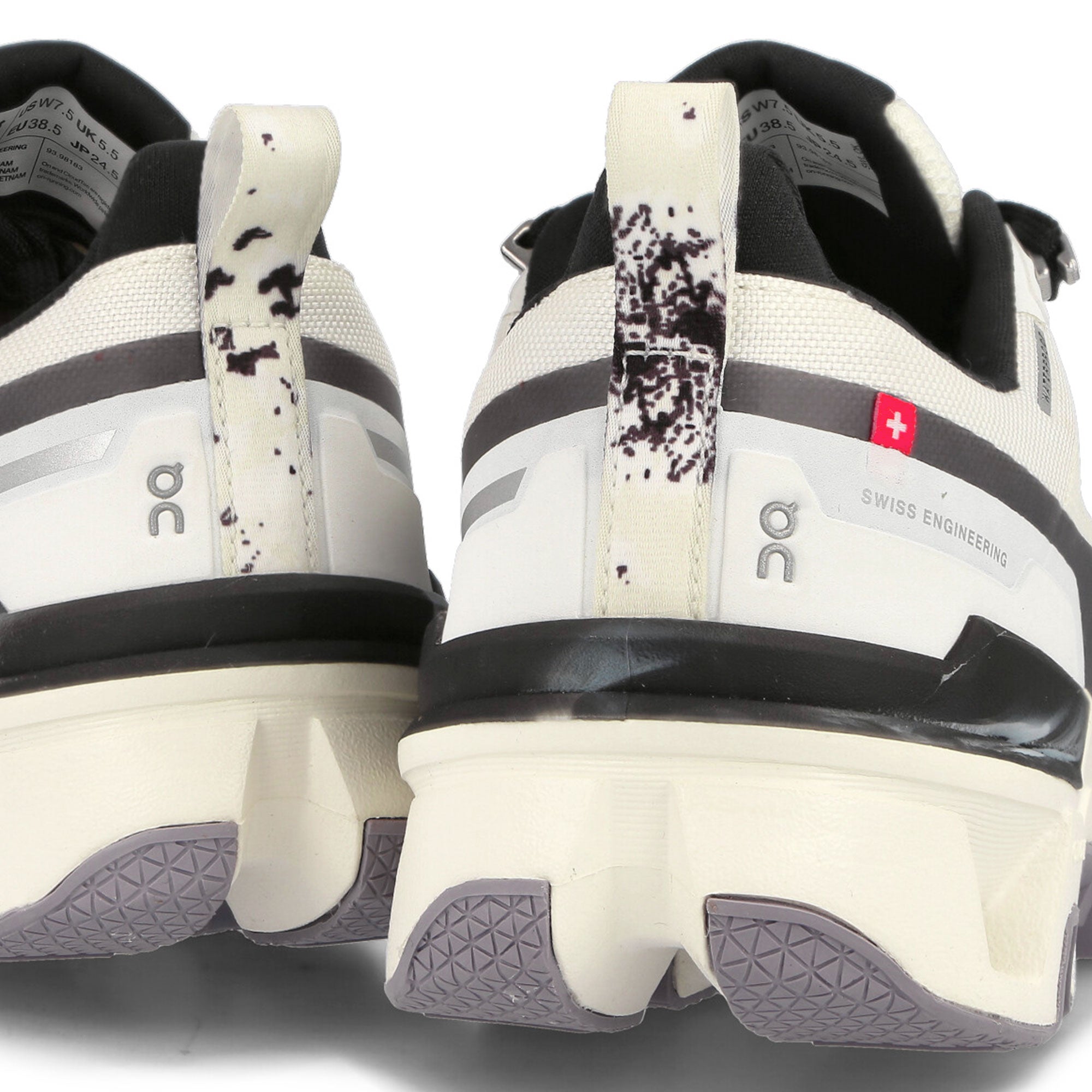 On W Cloudwander Waterproof Ivory-Black Low Top Sneakers Detailfoto | Overkill