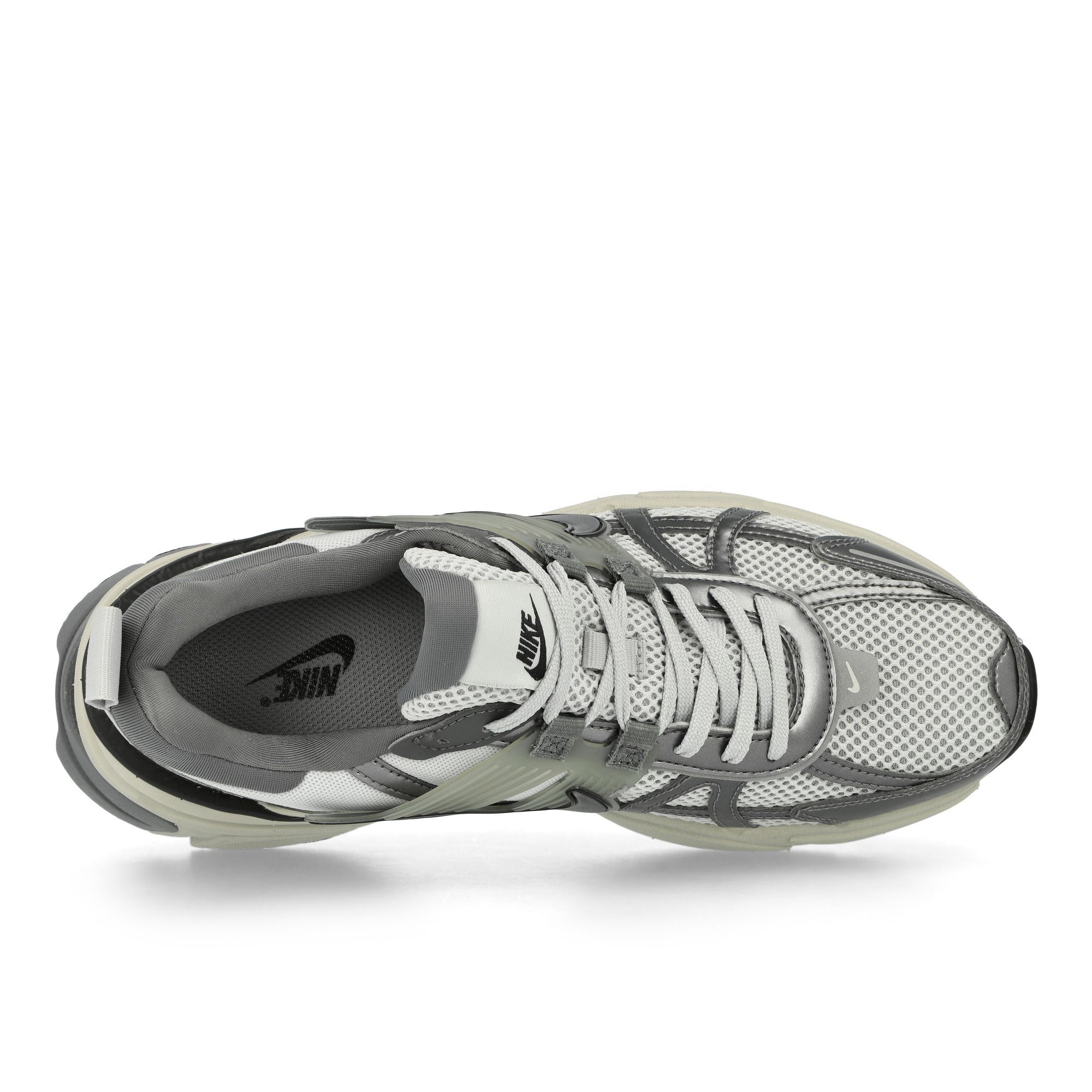 Nike W V2K Run Pure Platinum / Metallic Cool Grey - Wolf Grey Low Top Sneakers Detailfoto | Overkill