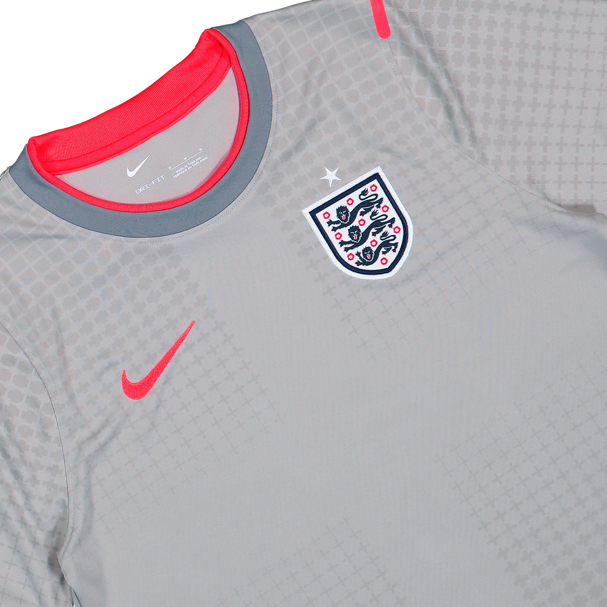 Palace x Nike FA England Academy Pre-Match Top Pewter Grey / Bright Grimson T-Shirts IH1670 052 Detailfoto | Overkill