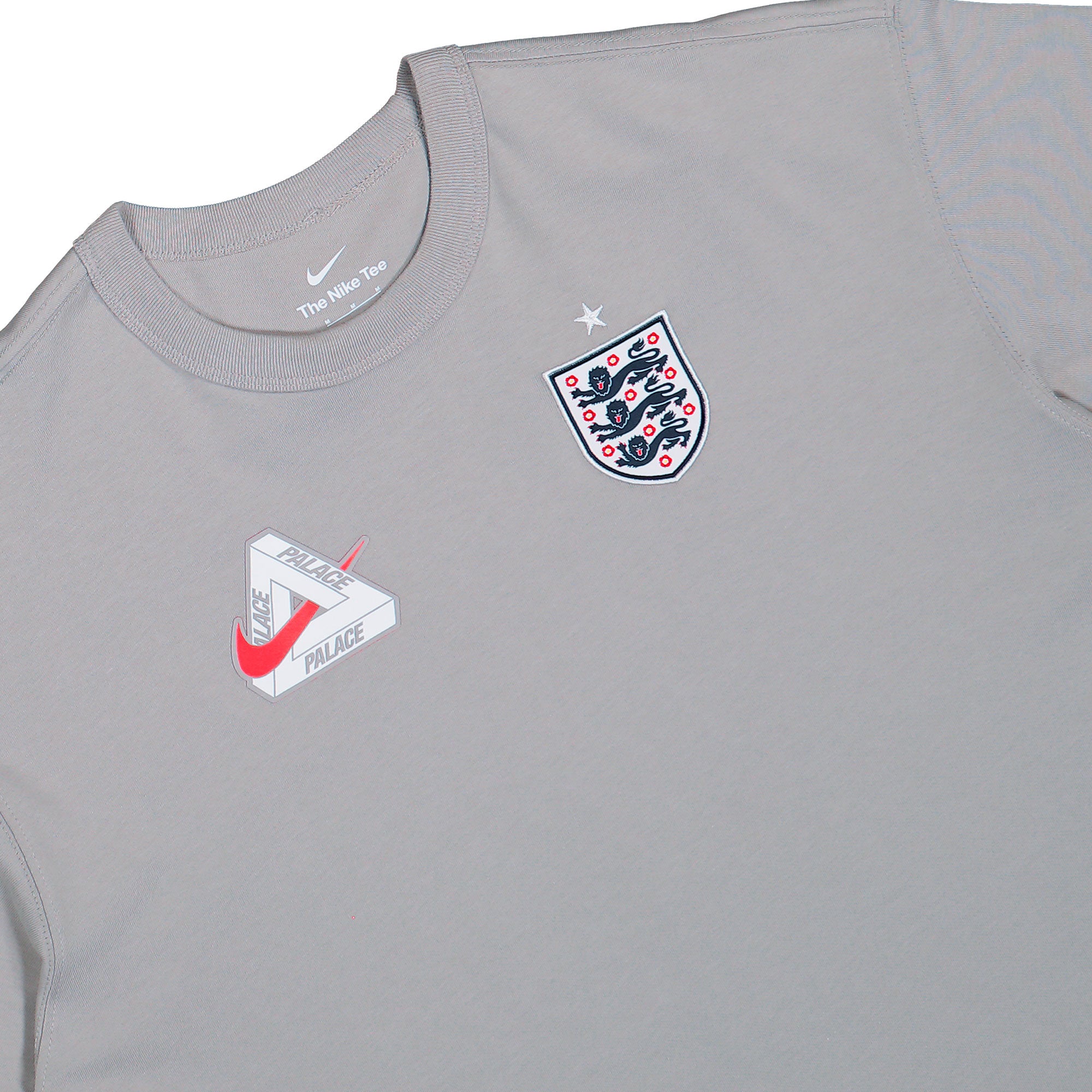 Palace x Nike FA England Premium Tee Pewter Grey T-Shirts IM6598 052 Detailfoto | Overkill