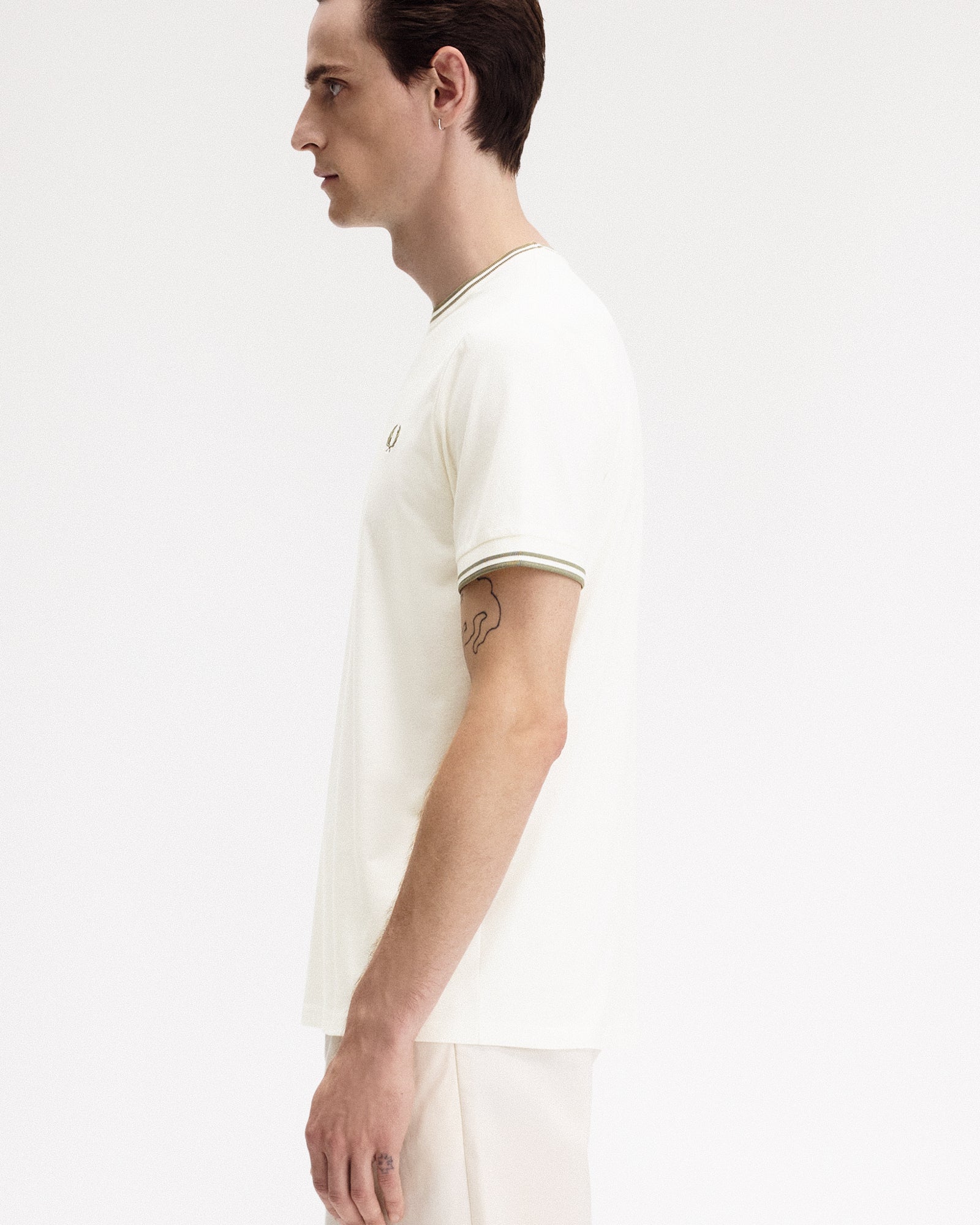 Fred Perry Twin Tipped T-Shirt Light Ecru / Olive Mint T-Shirts Detailfoto | Overkill