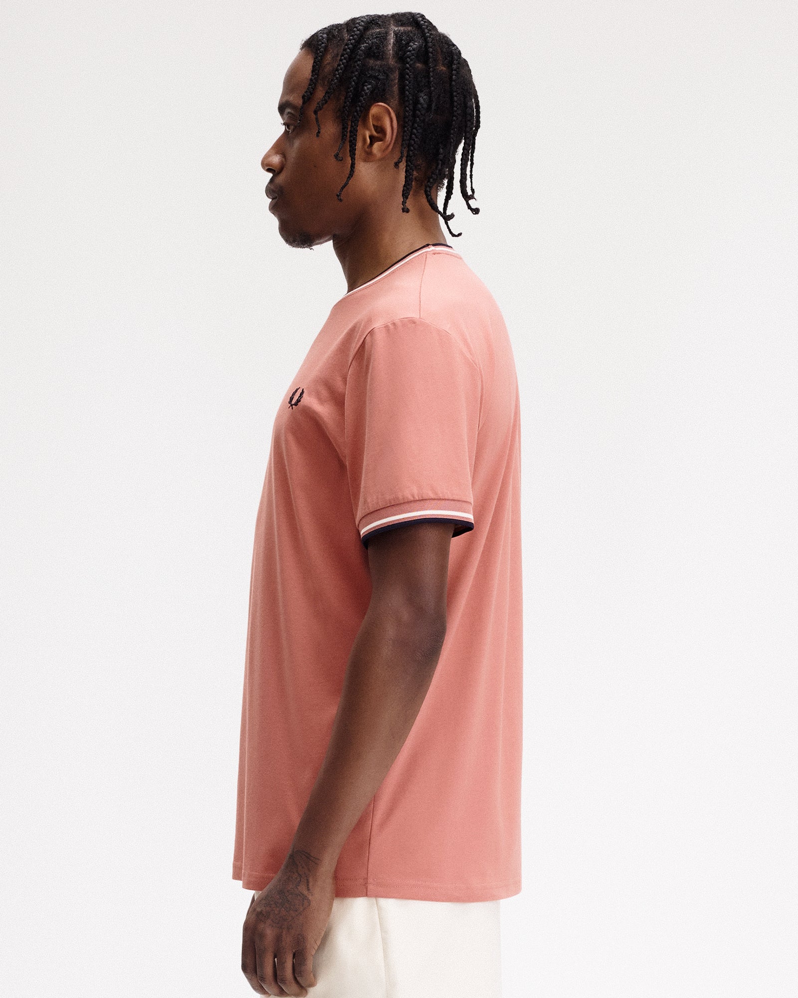Fred Perry Twin Tipped T-Shirt Putty Pink / Ecru / Navy T-Shirts Detailfoto | Overkill