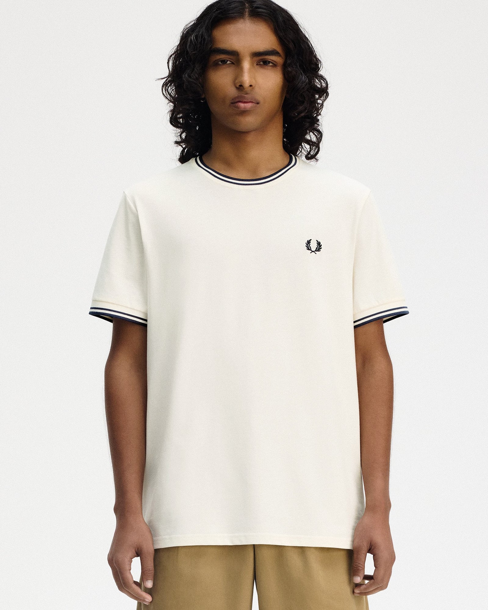Fred Perry Twin Tipped T-Shirt Ecru / Tennis Blue T-Shirts Detailfoto | Overkill