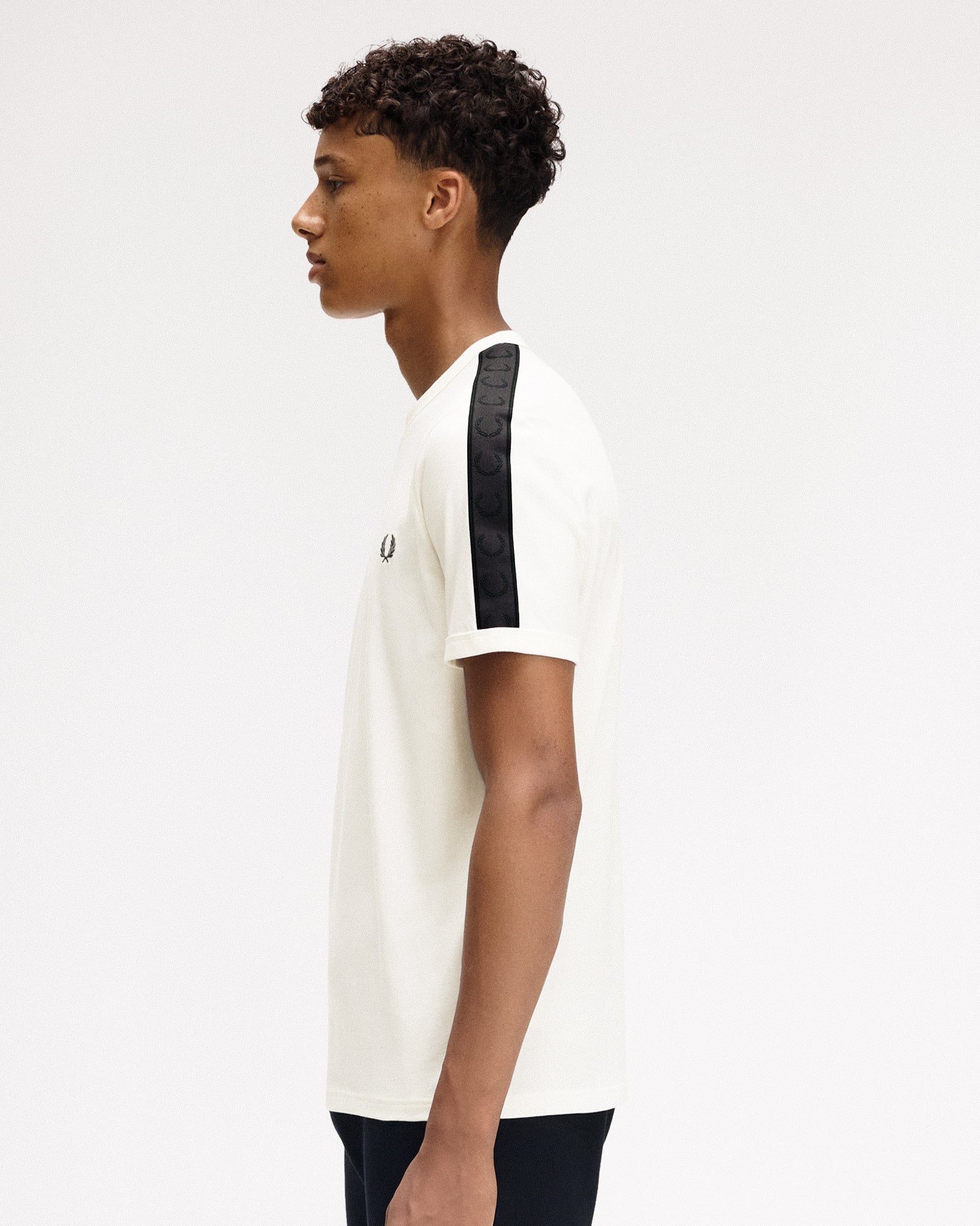 Fred Perry Contrast Tape Ringer T-Shirt Light Ecru / Ash Grey T-Shirts Detailfoto | Overkill