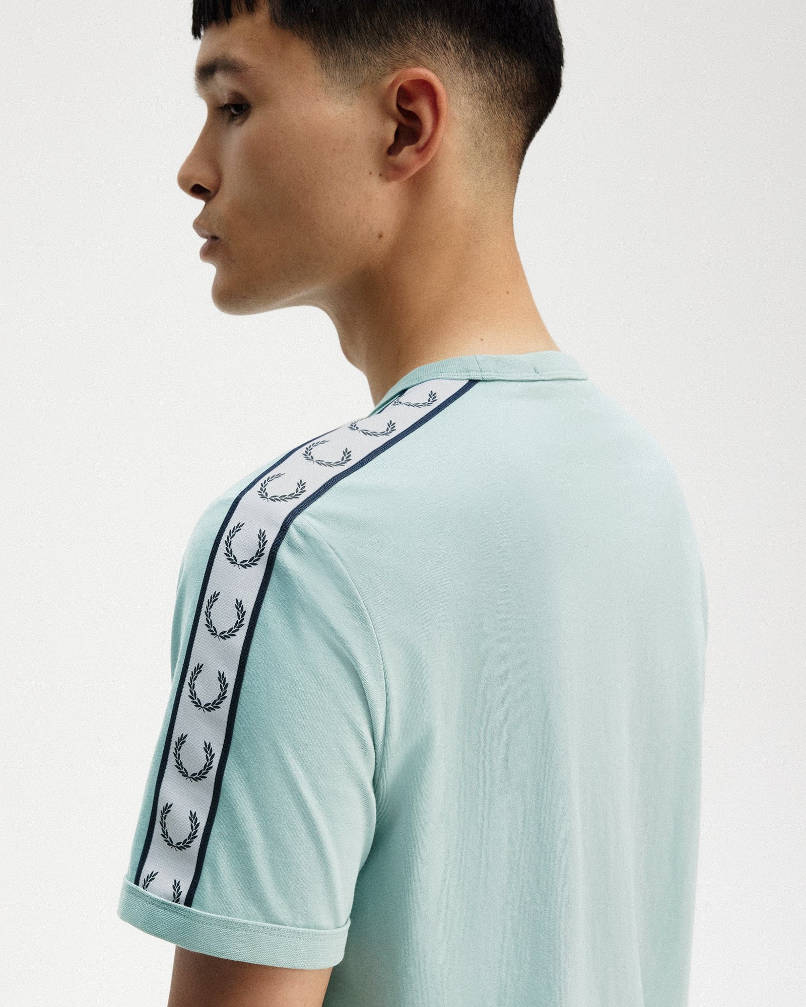 Fred Perry Taped Ringer T-Shirt Silver Blue T-Shirts Detailfoto | Overkill
