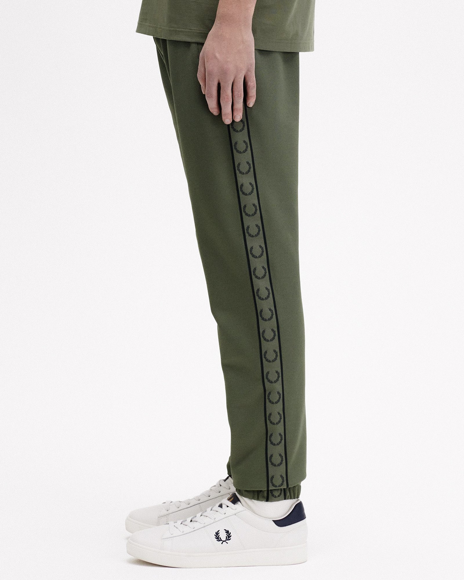 Fred Perry Contrast Tape Track Pant Laurel Wreath Green / Night Green Sweat & Track Pants Detailfoto | Overkill