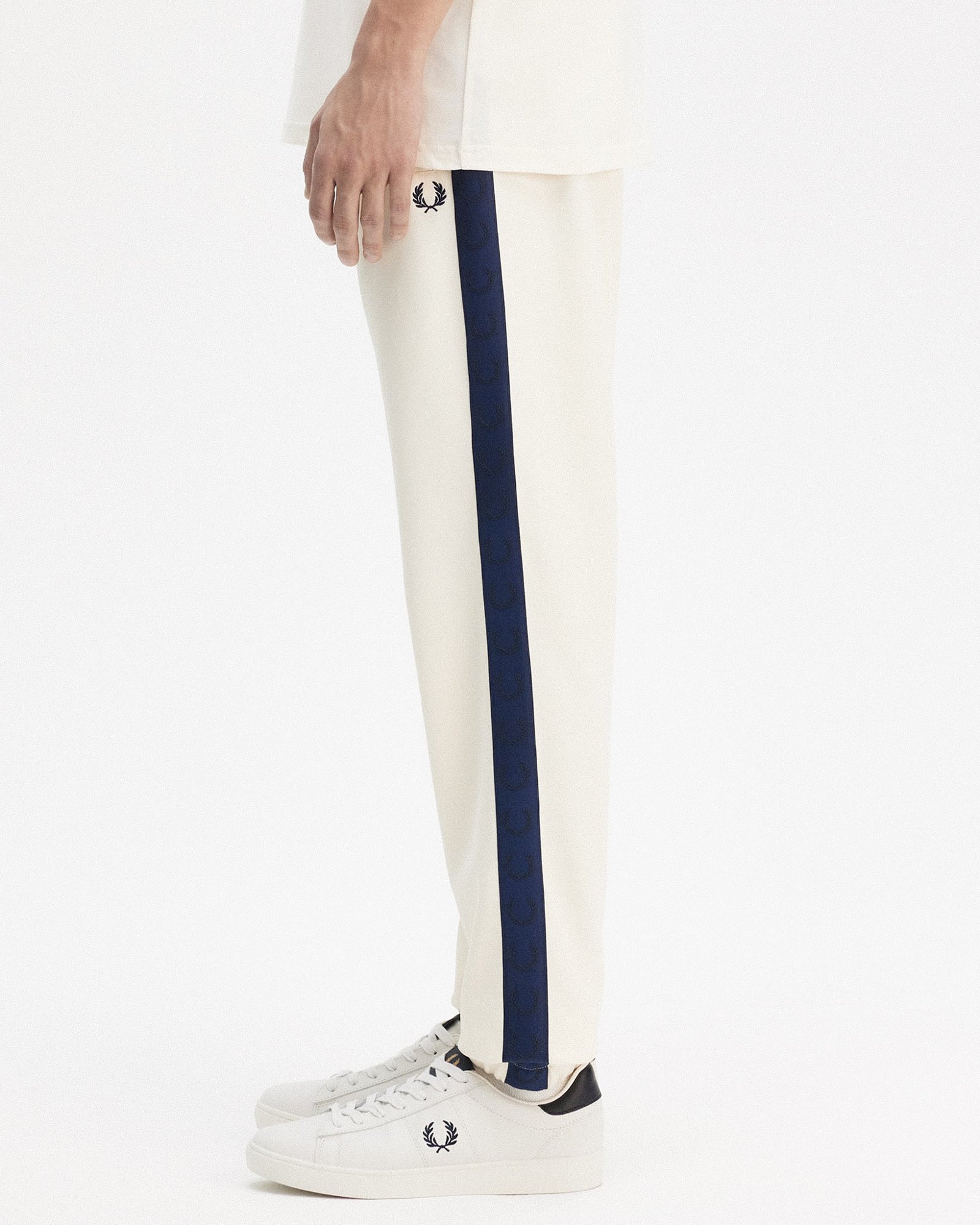 Fred Perry Contrast Tape-Track Pant Ecru / Tennis Blue Sweat & Track Pants Detailfoto | Overkill