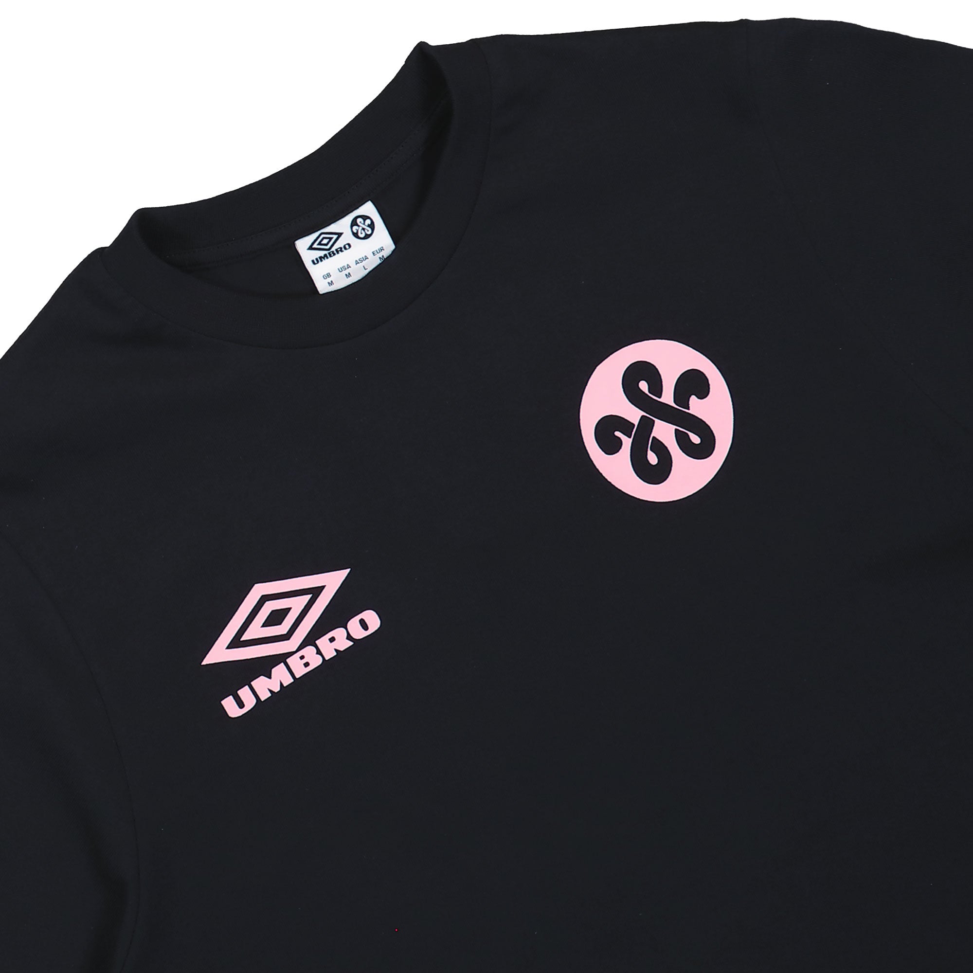Woei x Umbro Logo Tee Black / Pink T-Shirts UMTM0971-1W Detailfoto | Overkill