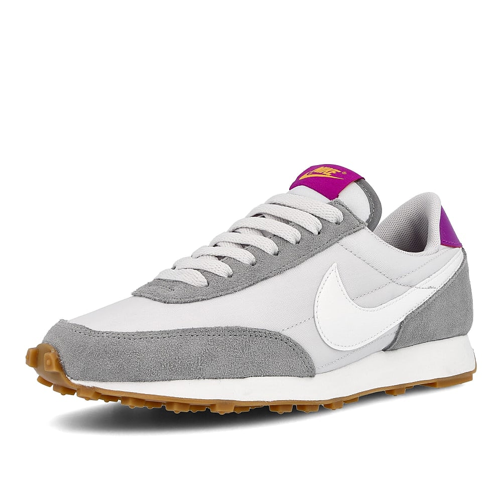 Nike wmns daybreak Particle Grey-Summit White - Vast Grey Low Top Sneakers Close Up | Overkill