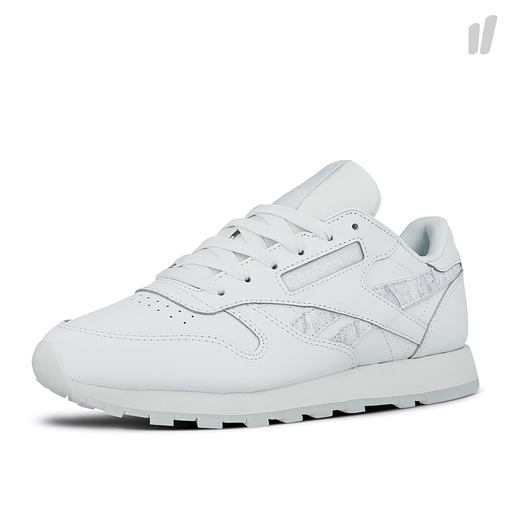 Reebok wmns classic leather Polar Blue-White-Dig Blue Sneakers Close Up | Overkill