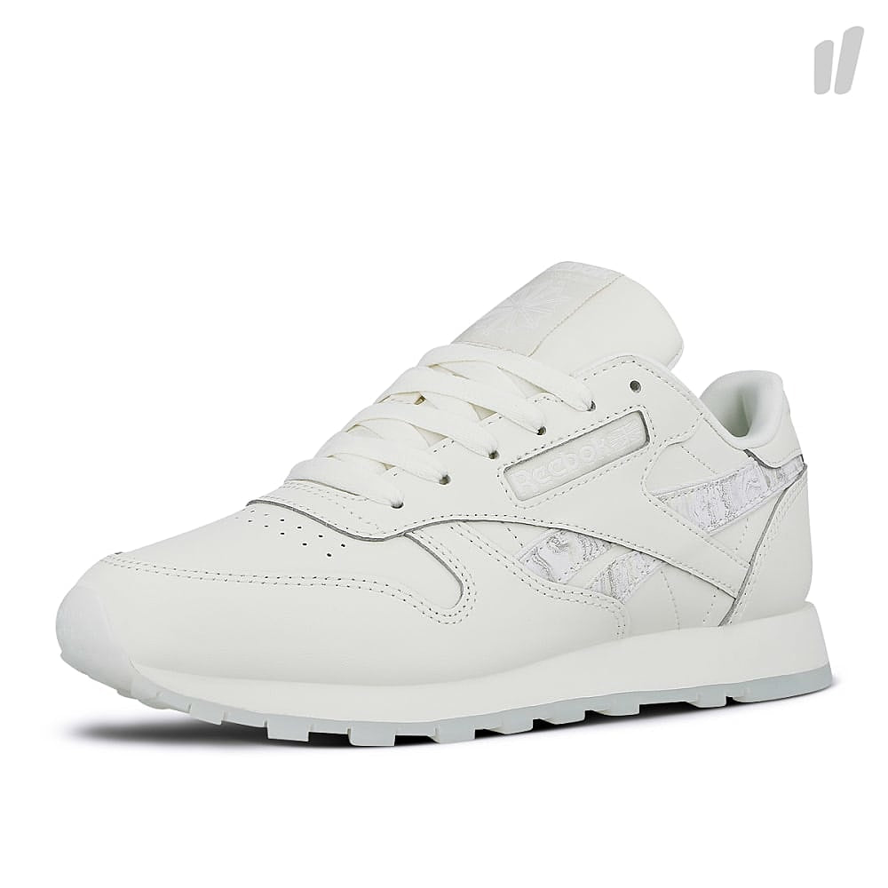 Reebok wmns classic leather Chalk-White-Yellow-Grey Sneakers Close Up | Overkill