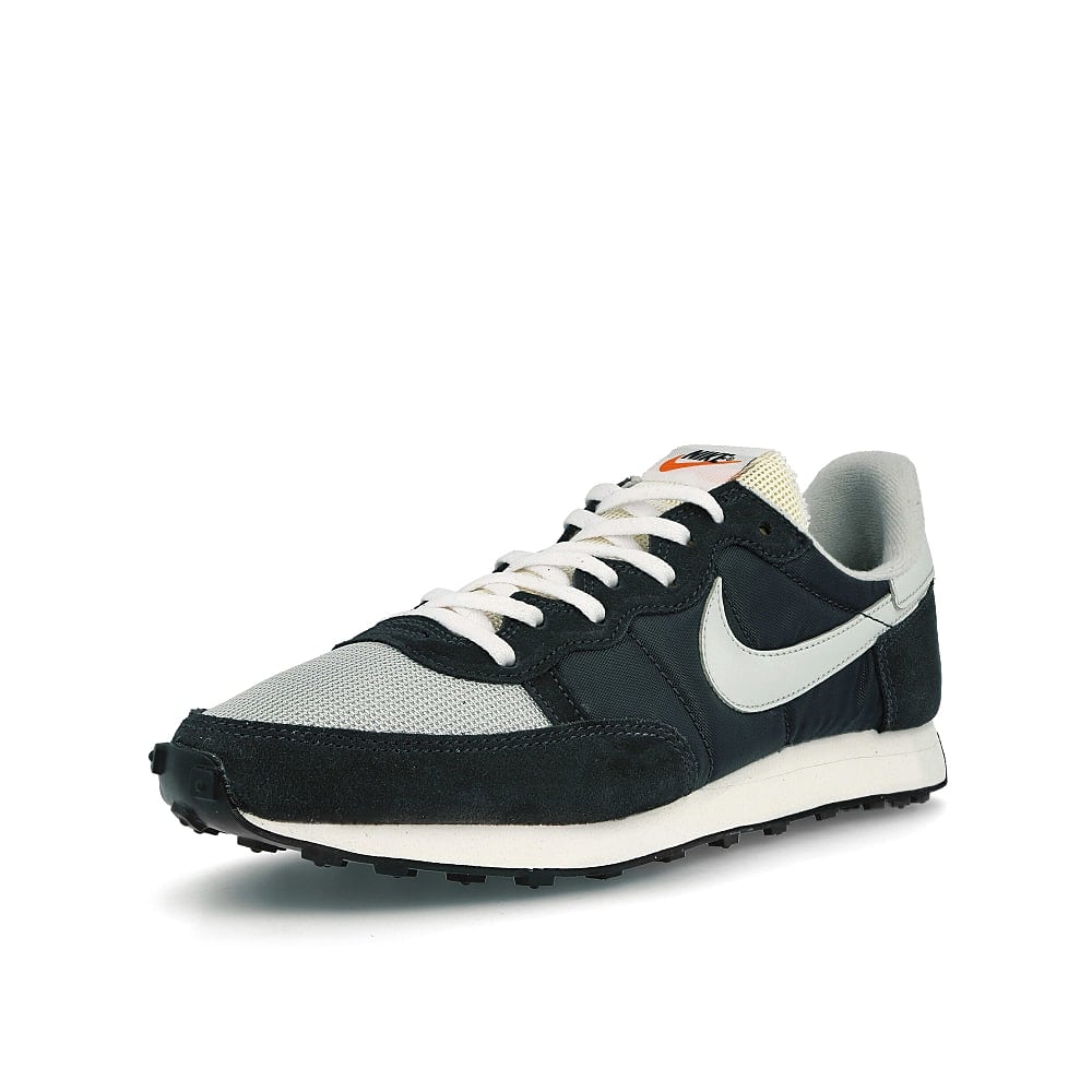 Nike challenger og Off Noir-Light Silver - Dark Smoke Grey Sneakers Close Up | Overkill