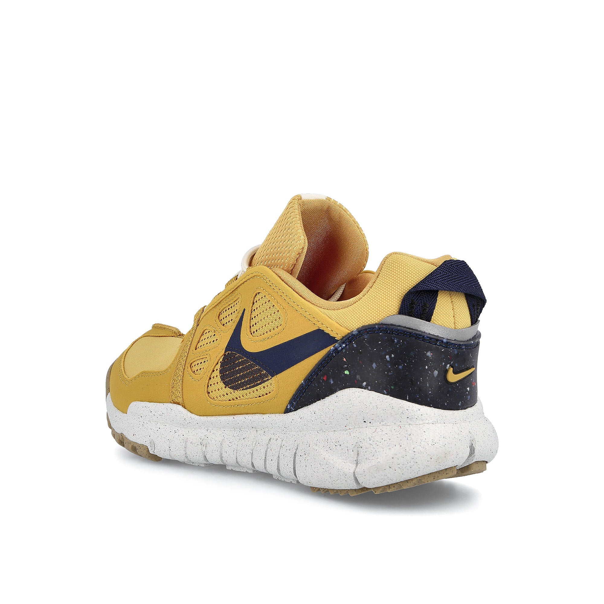 Nike free terra vista Sanded Gold-Midnight Navy - Goldton Sneakers Close Up | Overkill