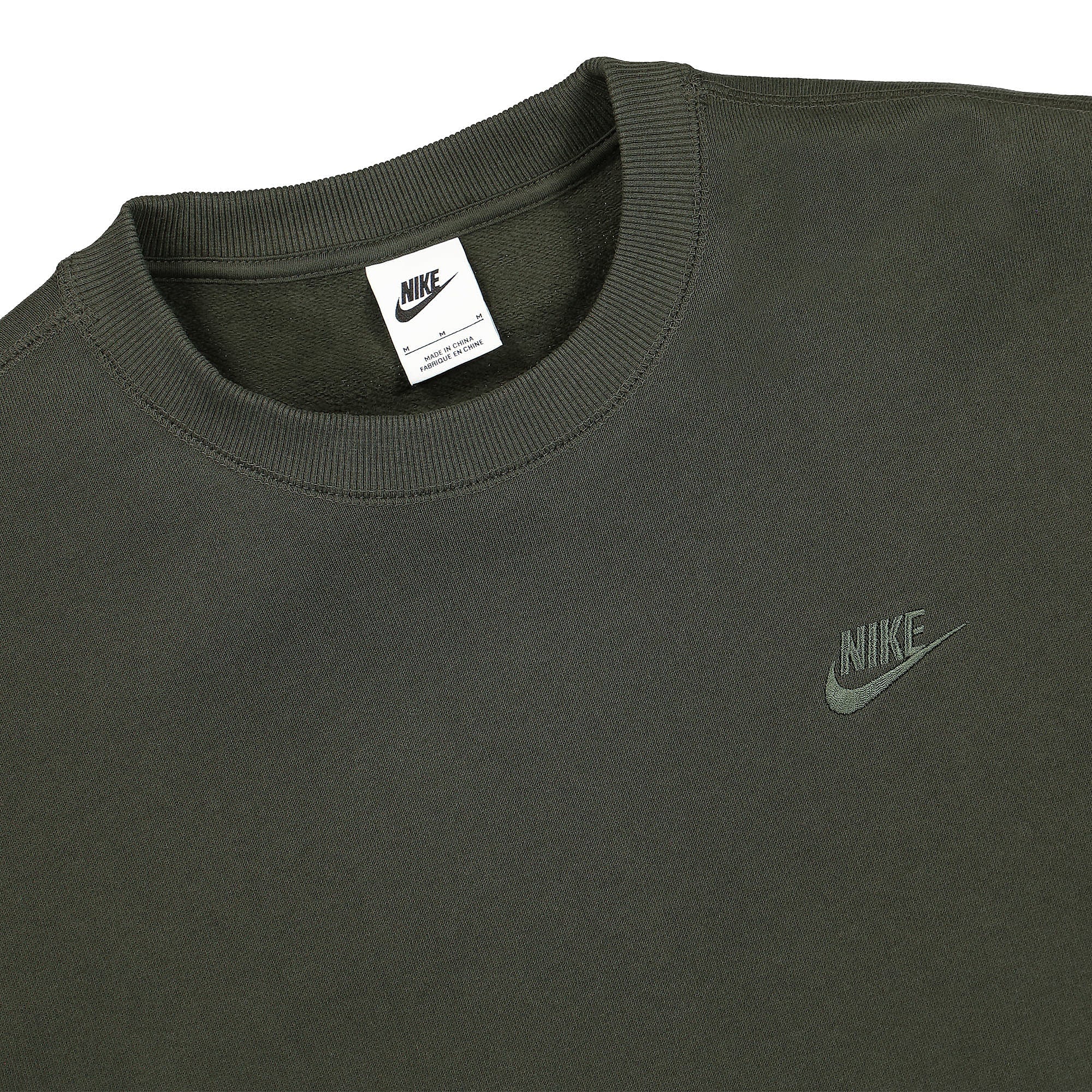Nike NSW Classic Crew Sweatshirt Sequoia / Carbon Green Sweatshirts Close-up | Overkill