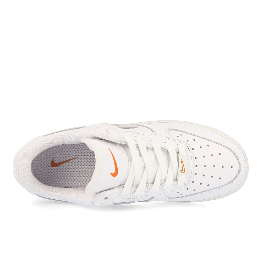 Nike wmns air force 1 07 Summit White-White - Solar Flare - Starfish Sneakers Detailfoto | Overkill