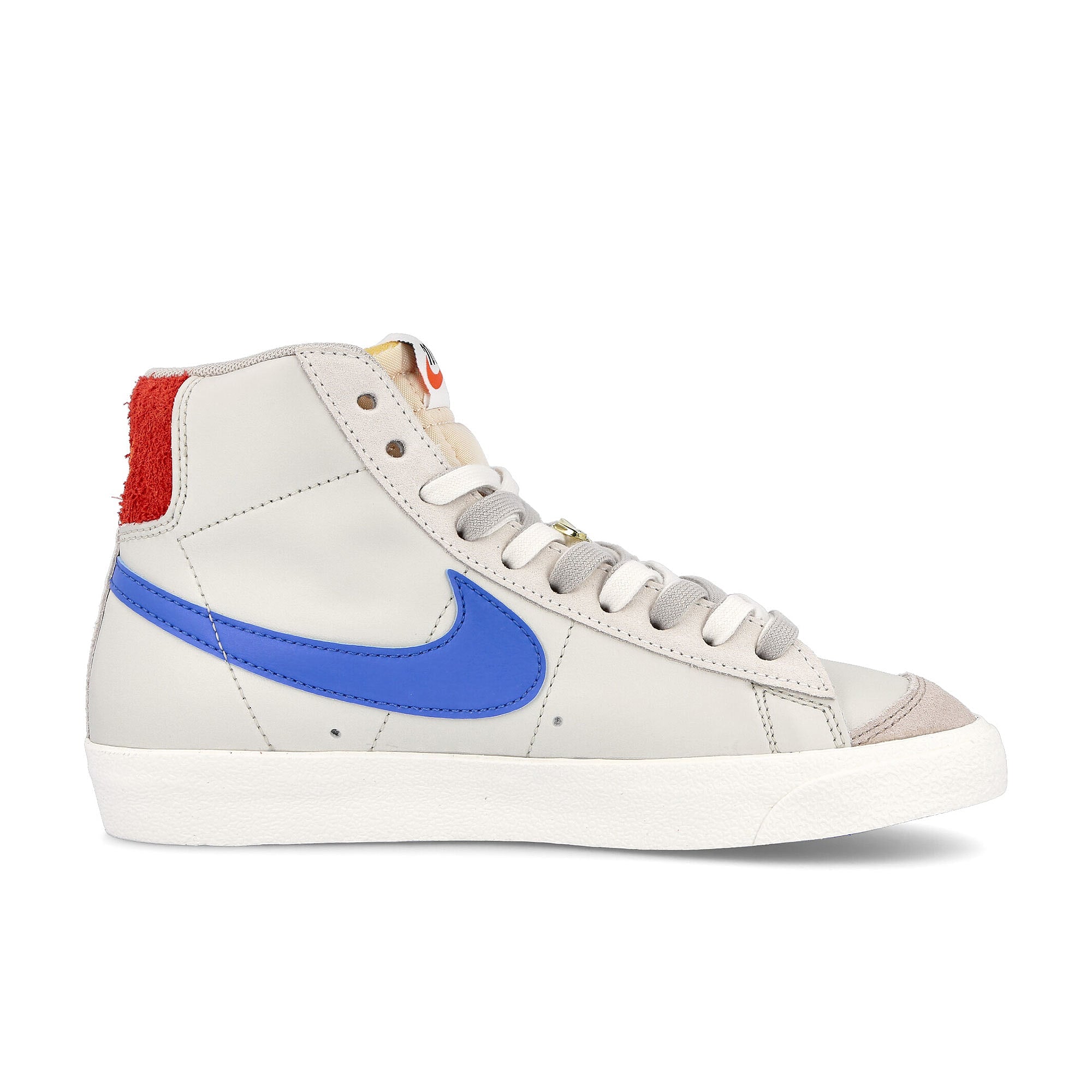Nike wmns blazer mid ´77 se Light Bone-Green Noise - Cream II - Sail Mid Top Sneakers Silhouette | Overkill