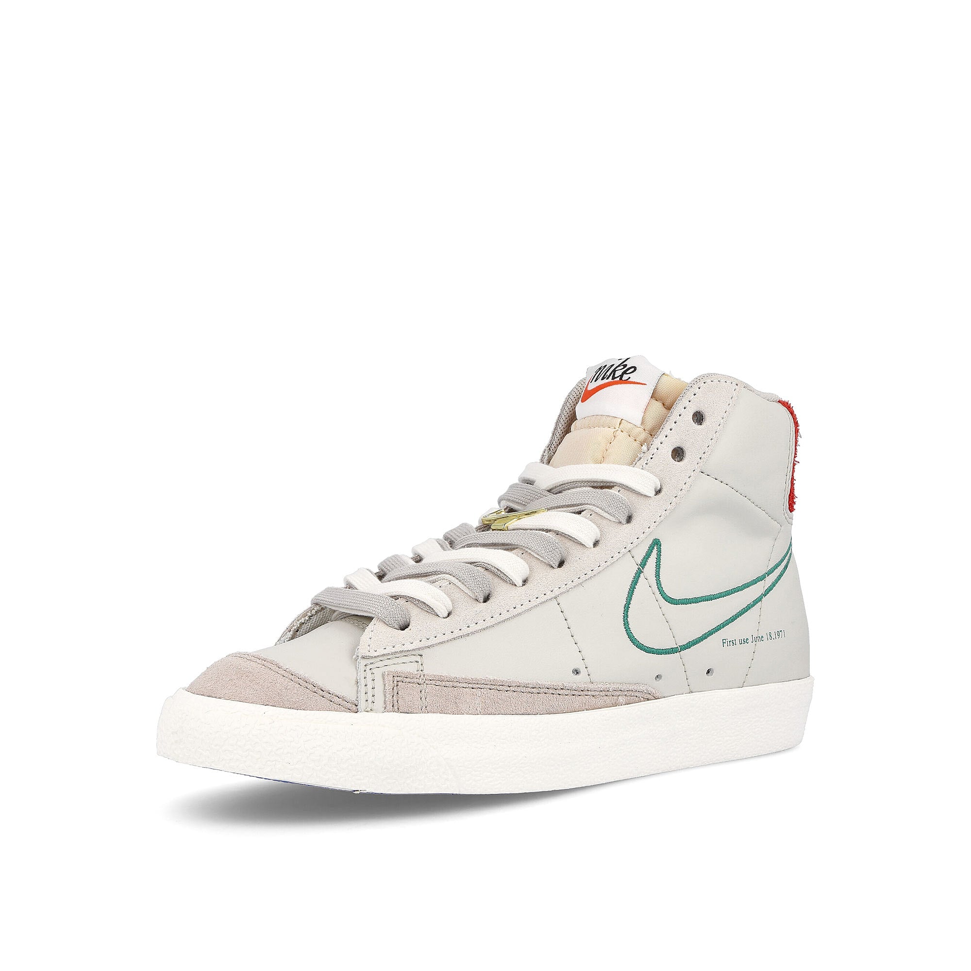 Nike wmns blazer mid ´77 se Light Bone-Green Noise - Cream II - Sail Mid Top Sneakers Close Up | Overkill