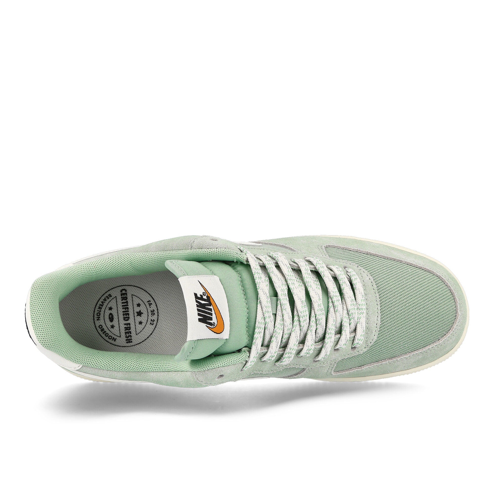 Nike air force 1 07 lv8 Enamel Green / Sail - Enamel Green Low Top Sneakers Detailfoto | Overkill