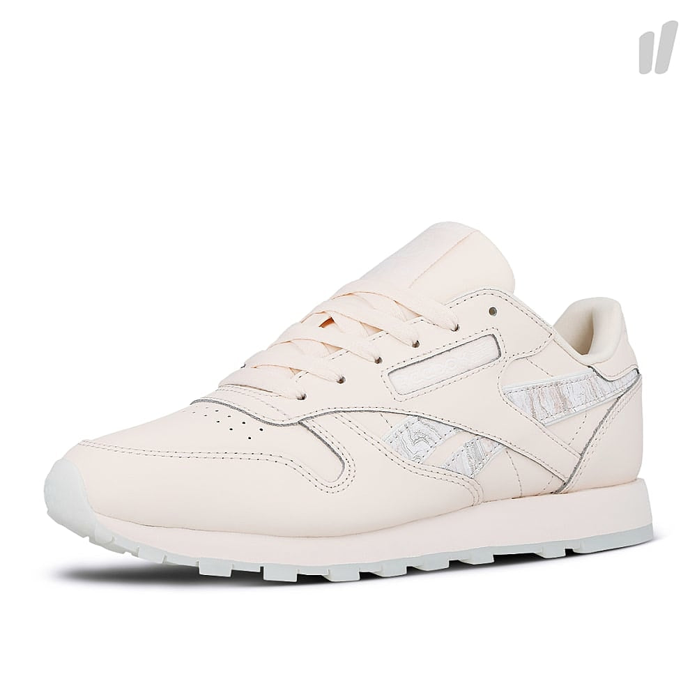 Reebok wmns classic leather Pale Pink-White-Stell Pink Sneakers Close Up | Overkill