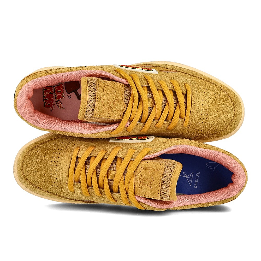 Reebok Tom & Jerry x Reebok Club C Revenge MU Bold Brass-Bold Brass-Quiet Pink Sneakers Detailfoto | Overkill