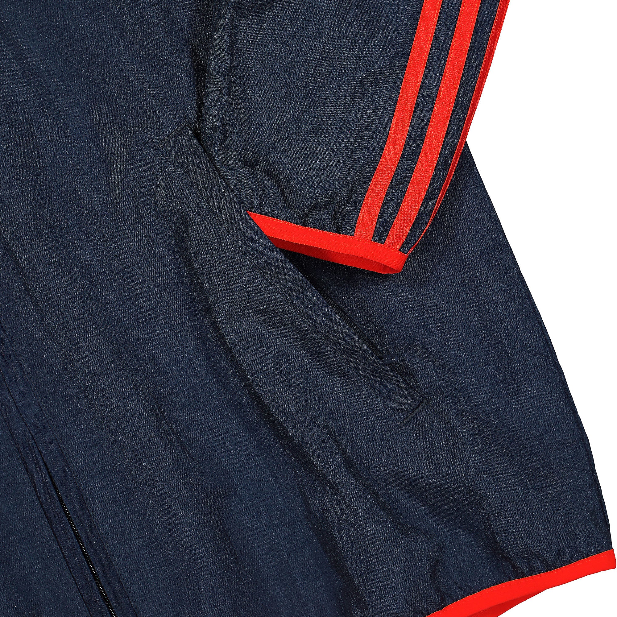 adidas FC Bayern München Icon Woven Jacket Night Navy / Active Red Jackets Detailfoto | Overkill