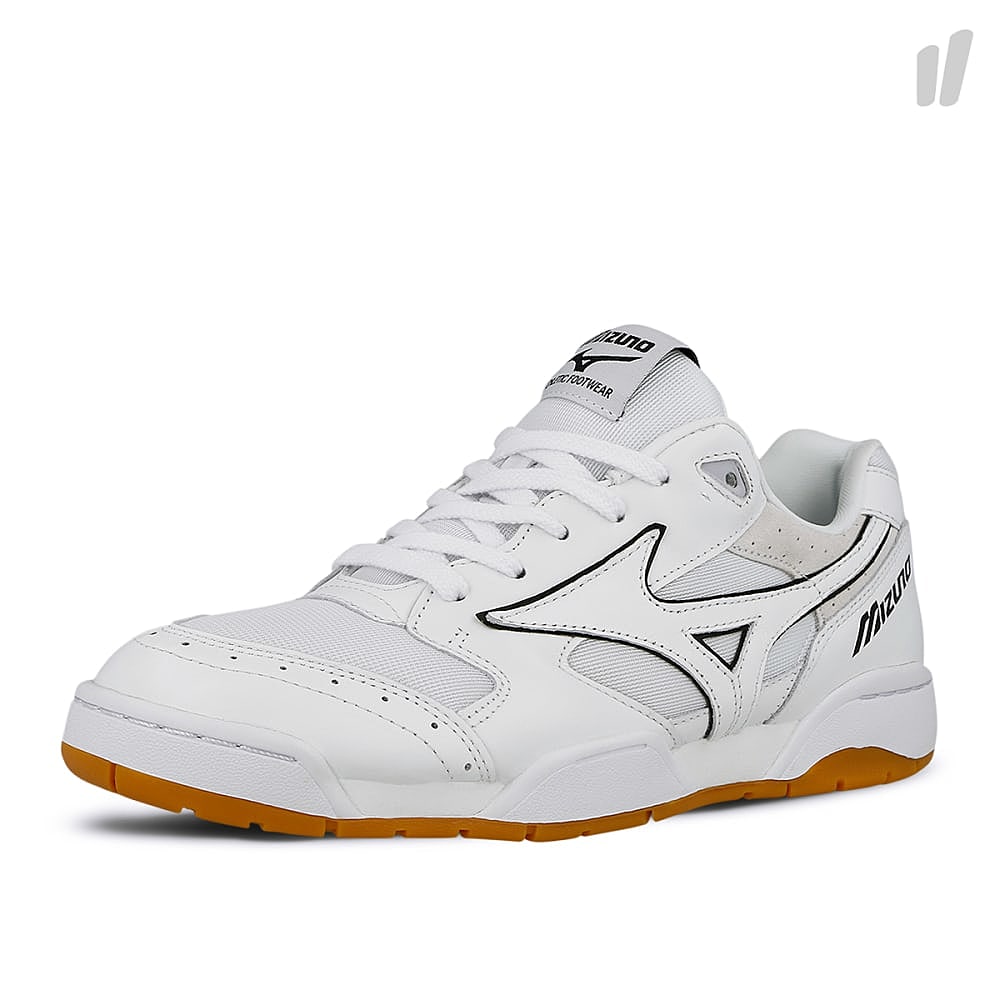 Mizuno court select og White-Black Sneakers Close Up | Overkill