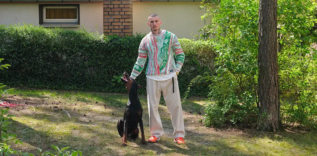 Model mit Carlo Colucci Sweatshirt Strickware 