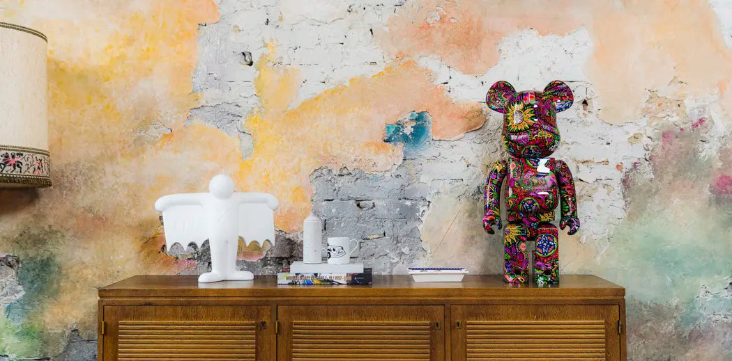 Home decor like a key chain, waterbottle and other tools placed on the floor.