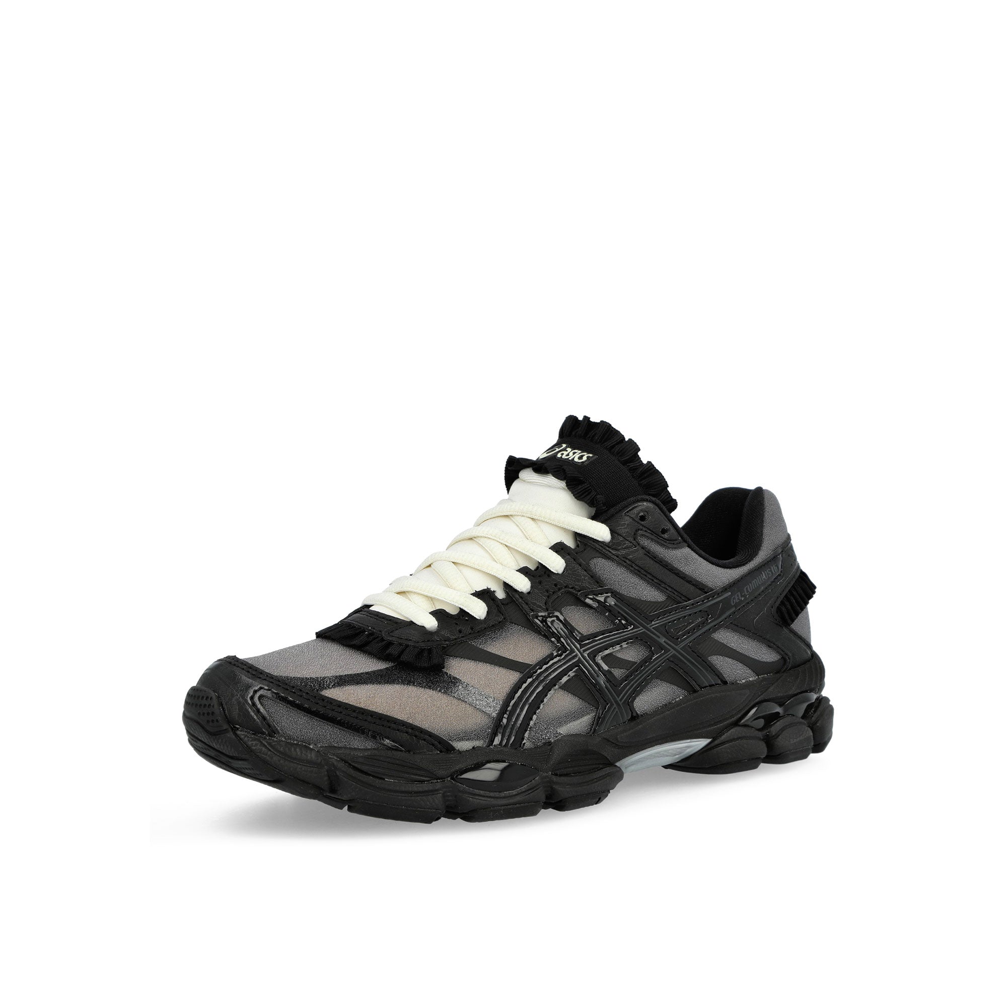 Asics Gel-Cumulus 16 Black / Black Low Top Sneaker 1203B038-001 Close-up | Overkill
