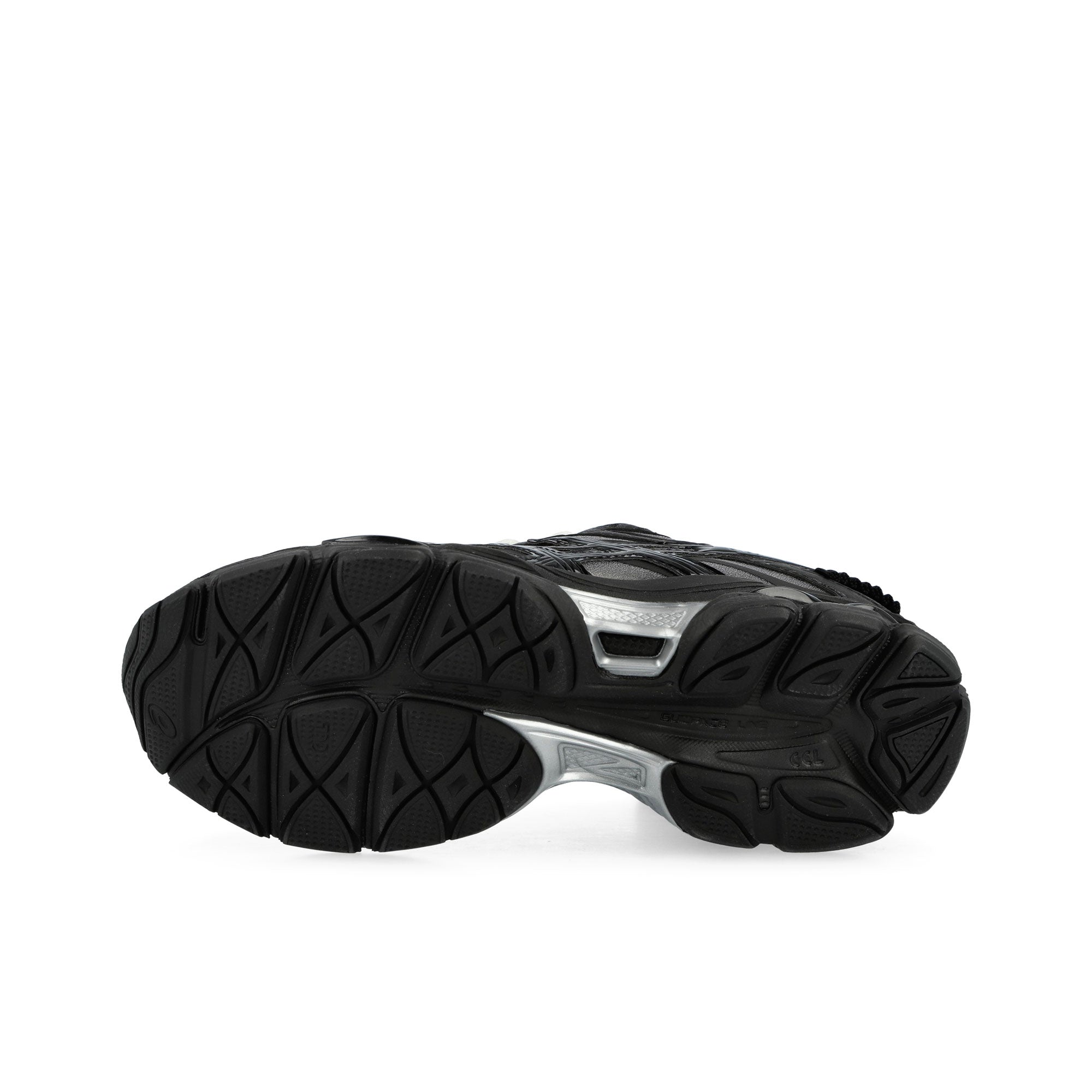 Asics Gel-Cumulus 16 Black / Black Low Top Sneaker 1203B038-001 Detail View 1 | Overkill
