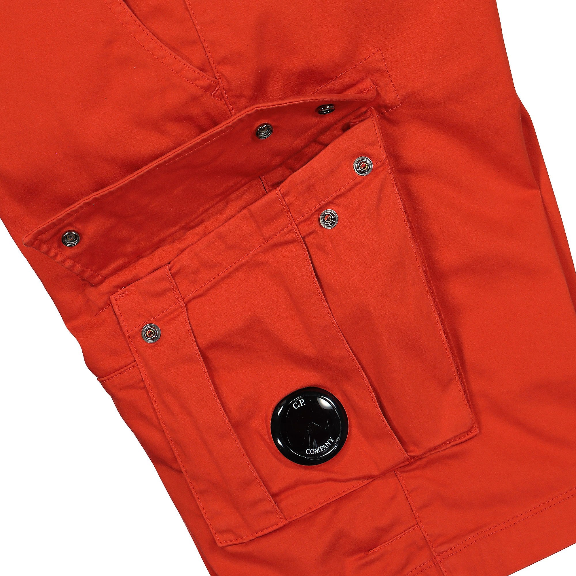 C.P. Company Stretch Sateen Cargo Shorts Fiery Red Shorts Detailfoto | Overkill
