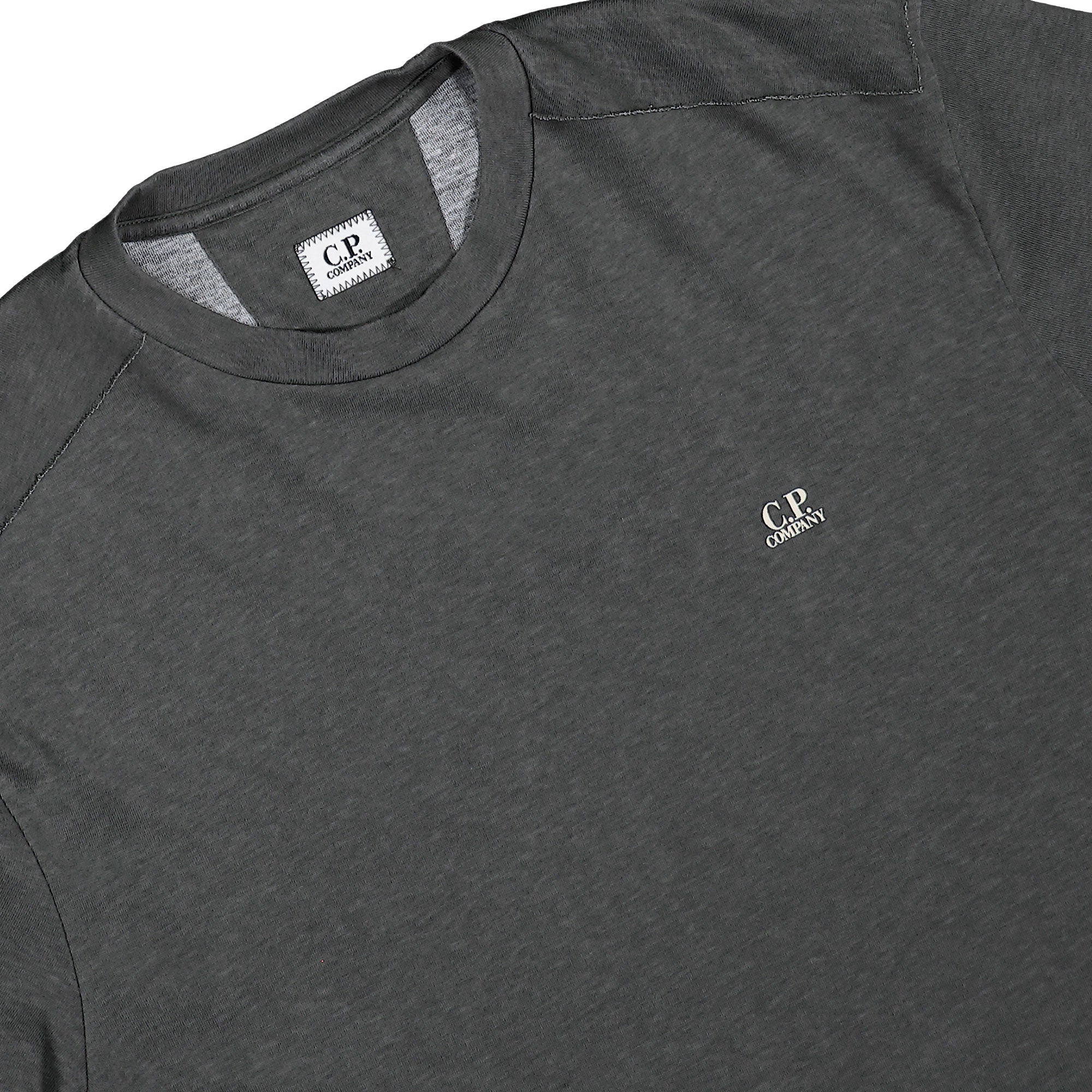 C.P. Company 20/1 Jersey Plated Logo T-Shirt Gunmetal T-Shirt 20CMTS192A-110643P 921 Detailfoto | Overkill
