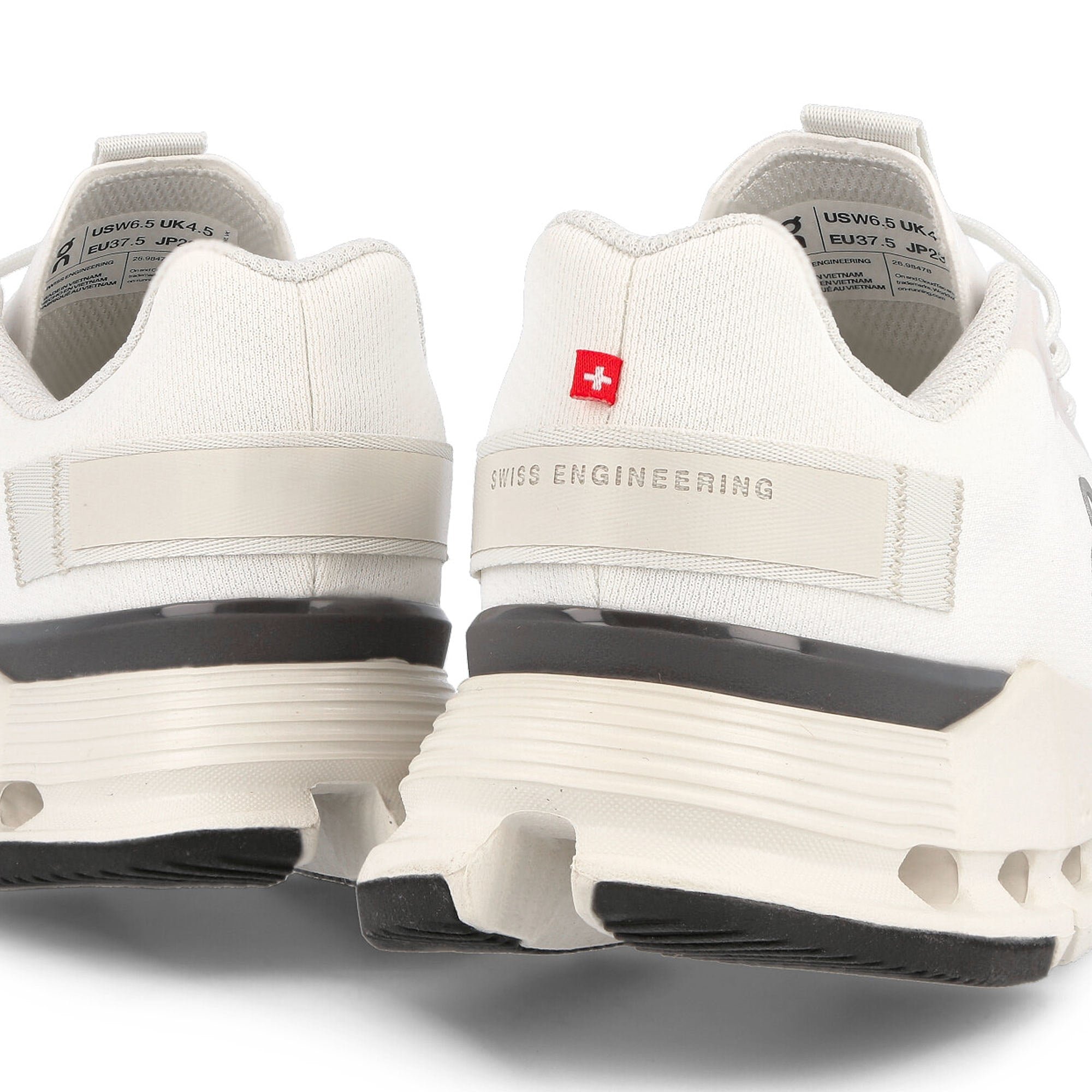 On wmns cloudnova form White / Eclipse Low Top Sneakers  Detailfoto | Overkill