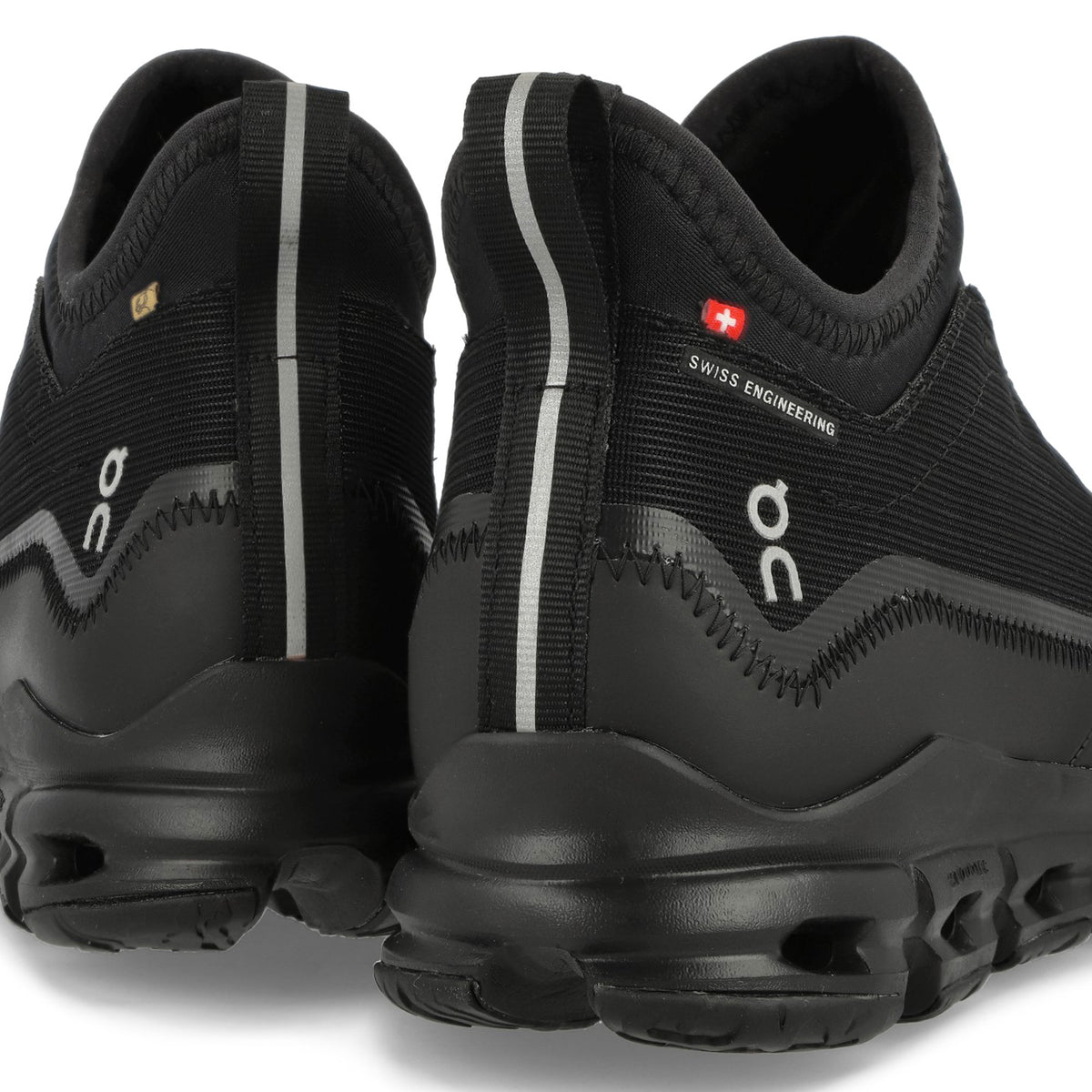 On Waterproof Suma All Black Mid Top Sneakers  Detailfoto | Overkill
