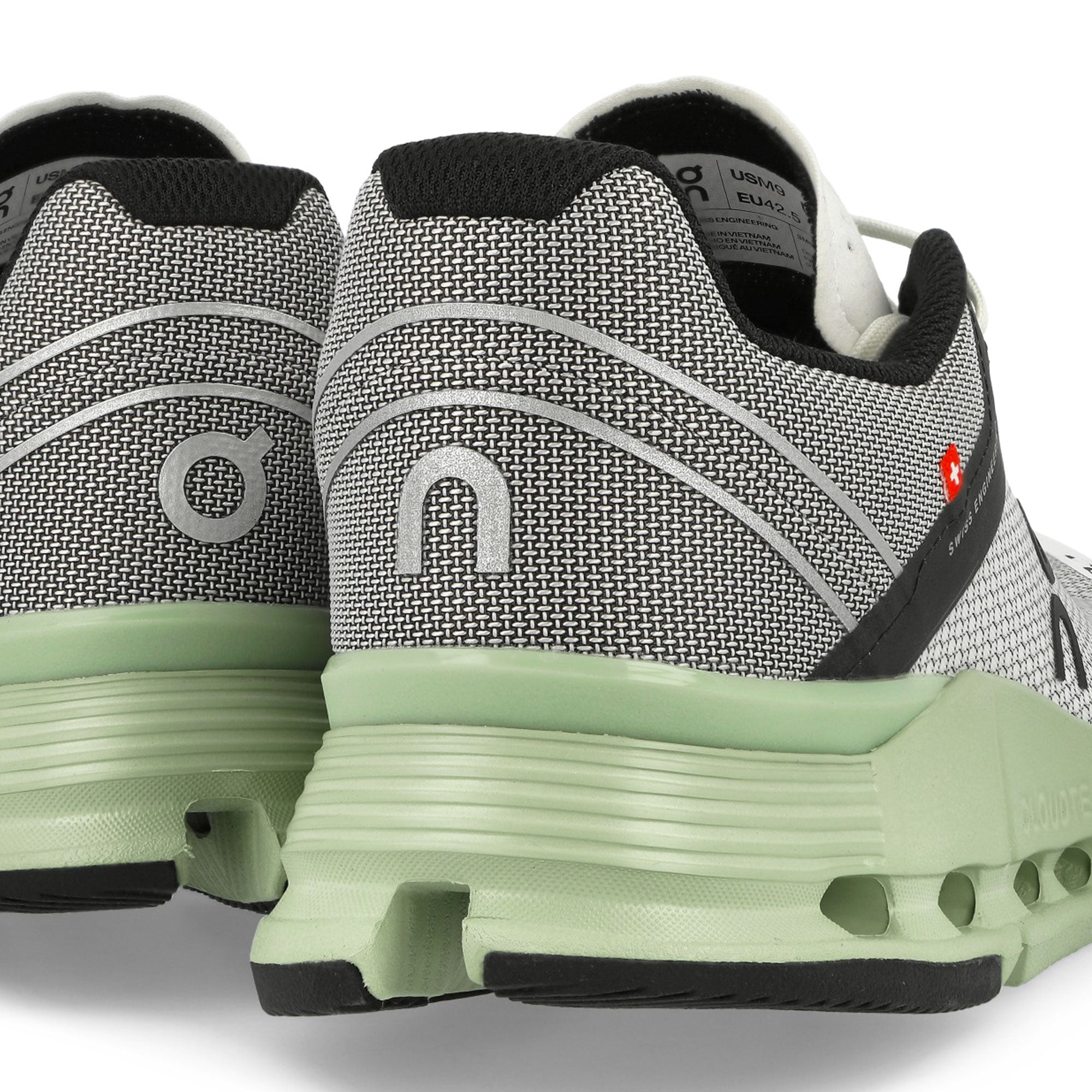 On Cloudnova Z5 Rush Black / White Low Top Sneakers  Detailfoto | Overkill