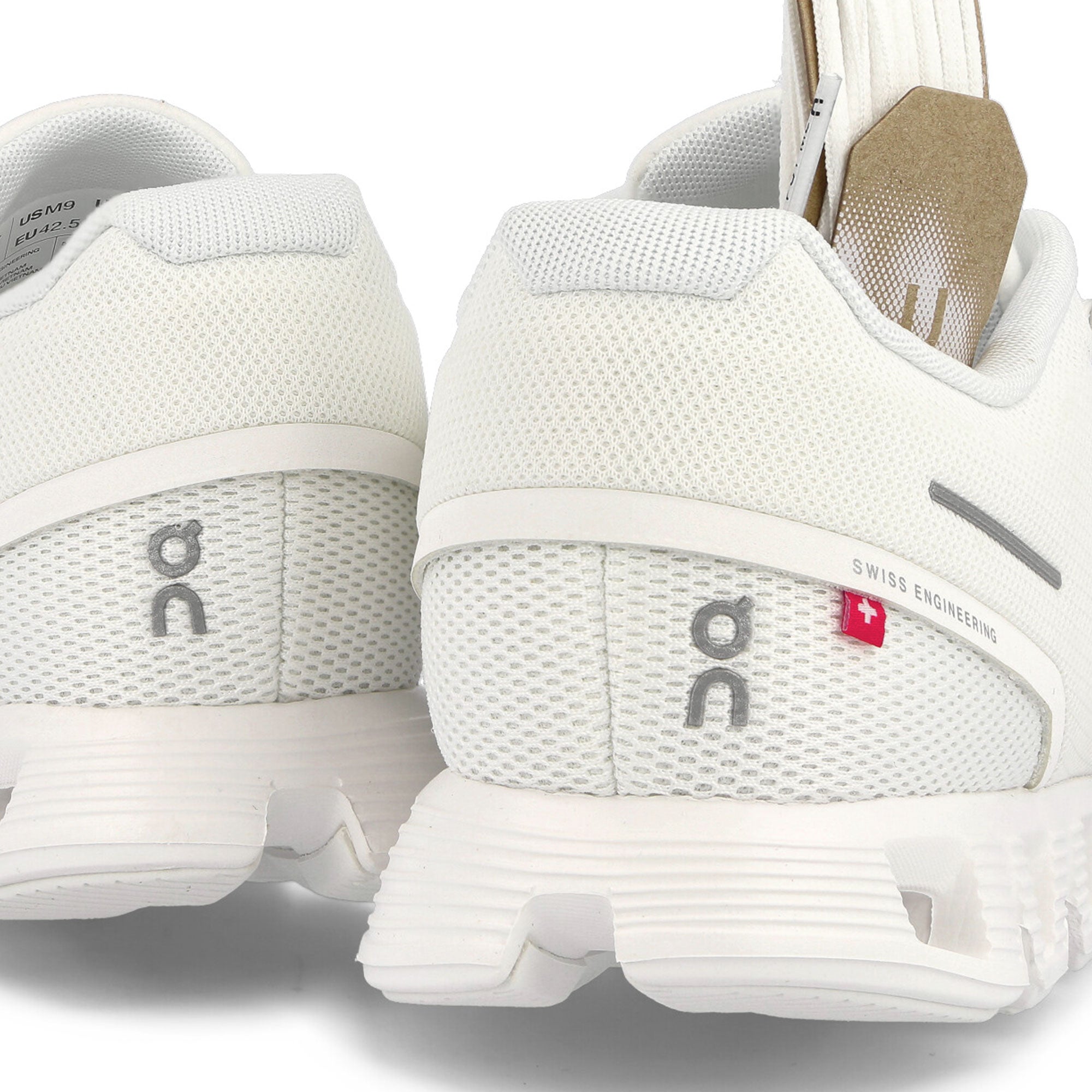 On W Cloud 5 Undyed-White / White Sneakers  Detailfoto | Overkill