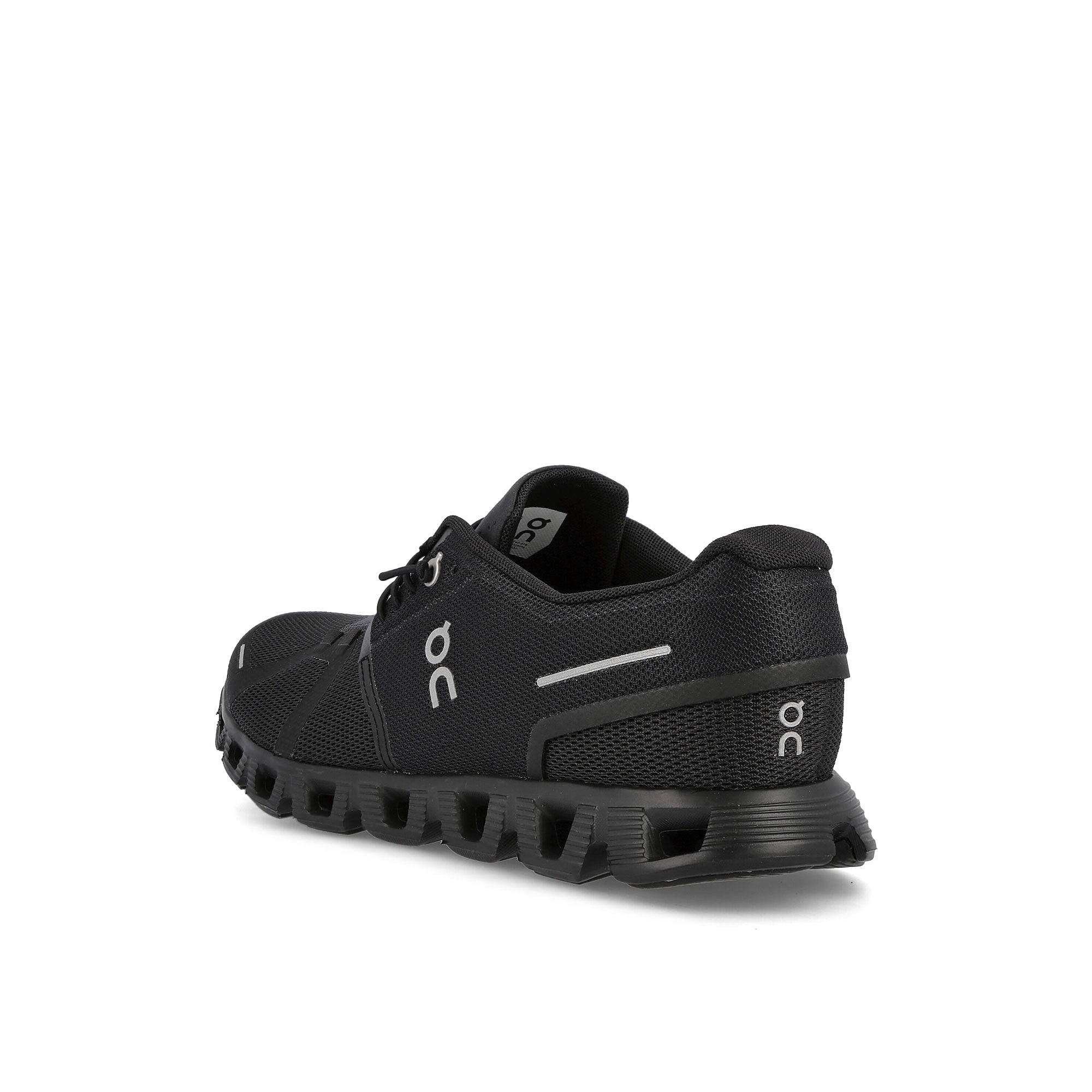 On wmns cloud 5 All Black  Close-up | Overkill