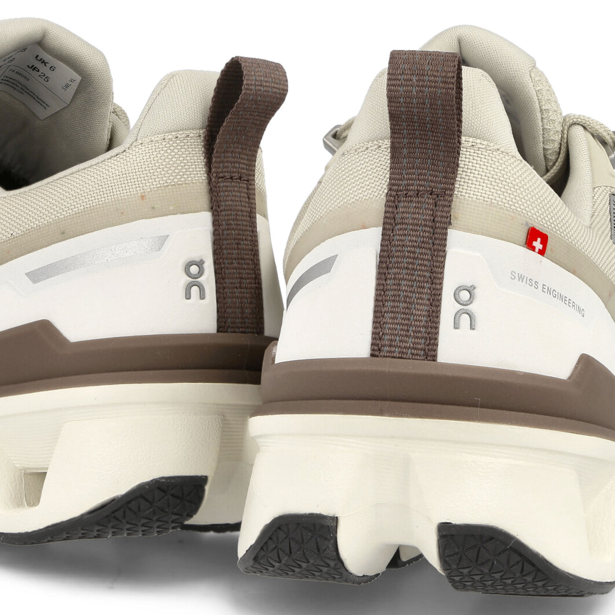 On W Cloudwander Waterproof Sand / Ivory Low Top Sneakers  Detailfoto | Overkill