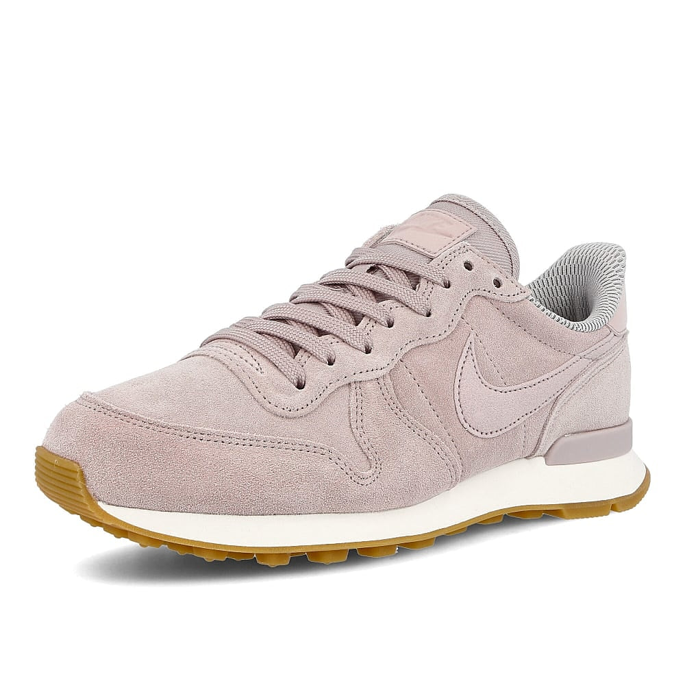 Nike wmns internationalist se Particle Rose-Particle Rose - Vast Grey Sneakers  Close Up | Overkill