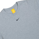 NOCTA x Nike CS SS Tee Dark Grey Heather / Black T-Shirt IB5673 063 Detailfoto | Overkill
