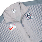 Palace x Nike FA England Track Jacket Pewter Grey / Cool Grey / Bright Crimson Track Jackets IM3201 052 Detailfoto | Overkill
