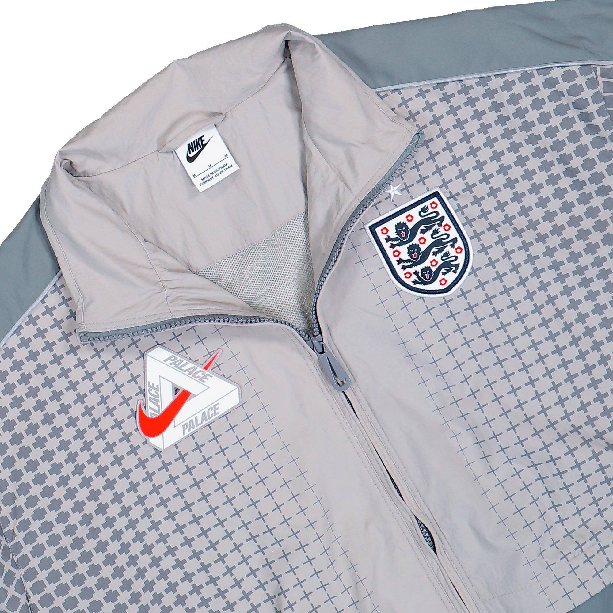 Palace x Nike FA England Track Jacket Pewter Grey / Cool Grey / Bright Crimson Track Jackets IM3201 052 Detailfoto | Overkill
